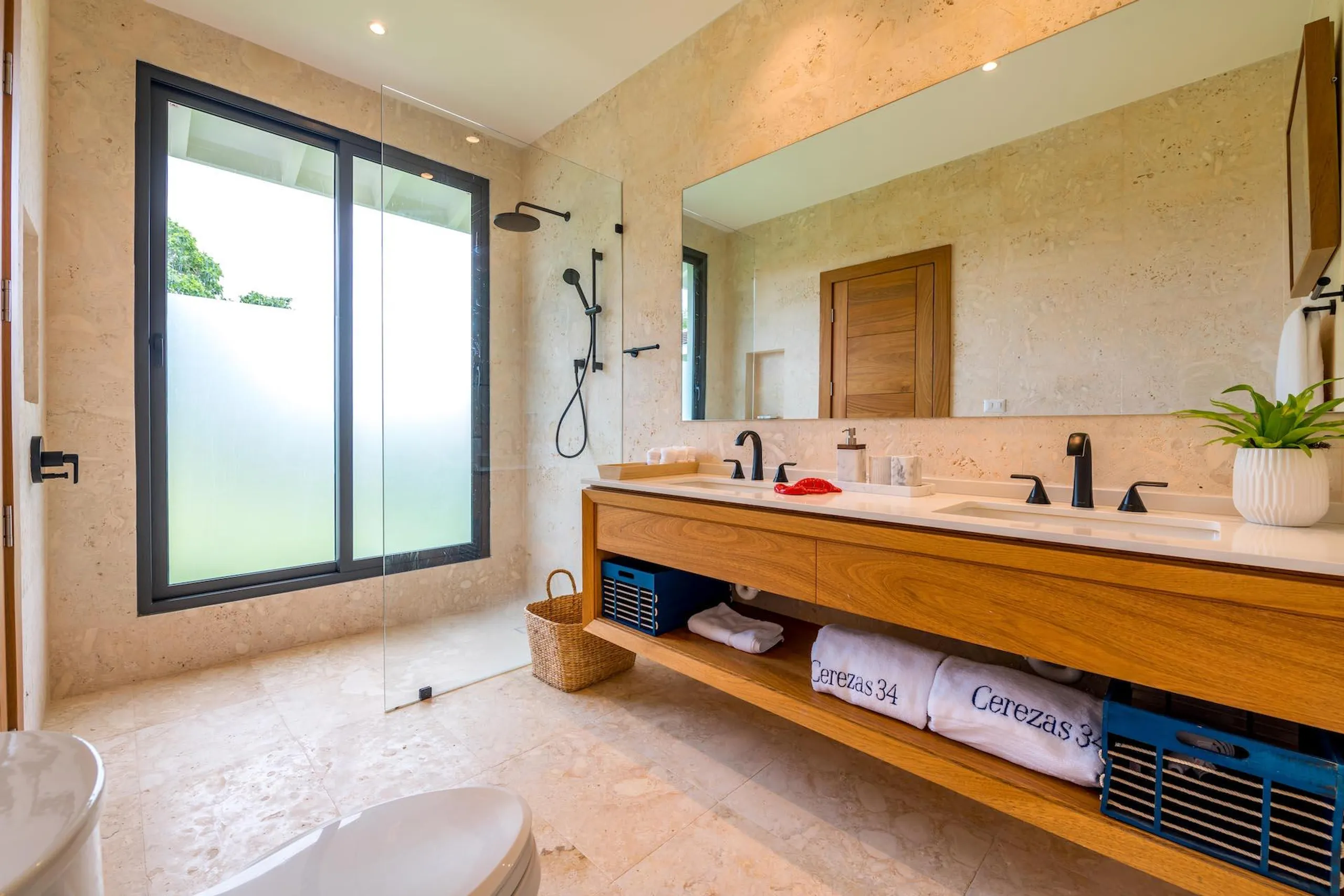 Resplendent 5BR Villa near Minitas Beach, La Marina, and La Romana Country Club — photograph 10