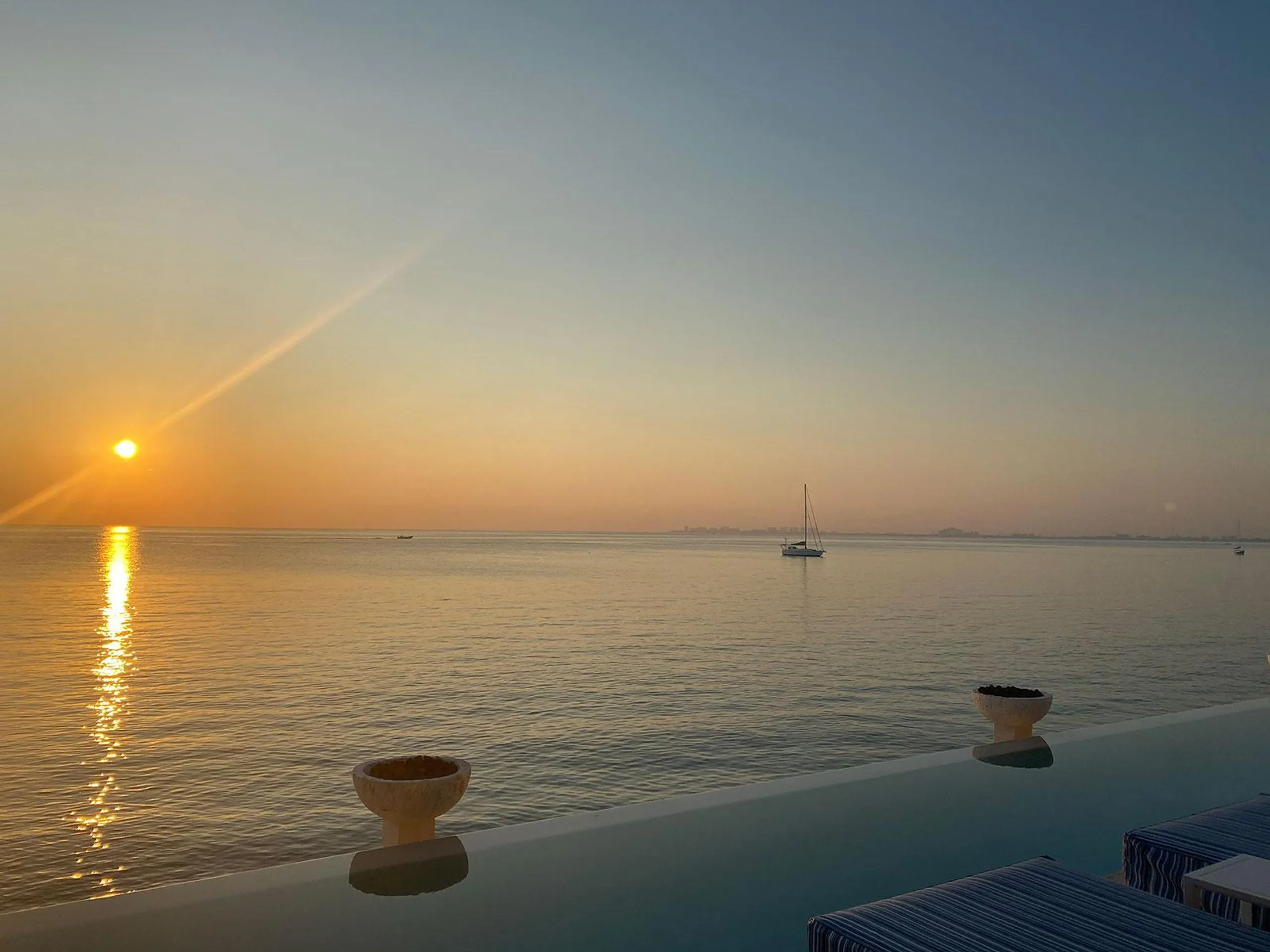 Stunning Contemporary Luxury Beach Front Estate with Infinity Pool — photograph 9