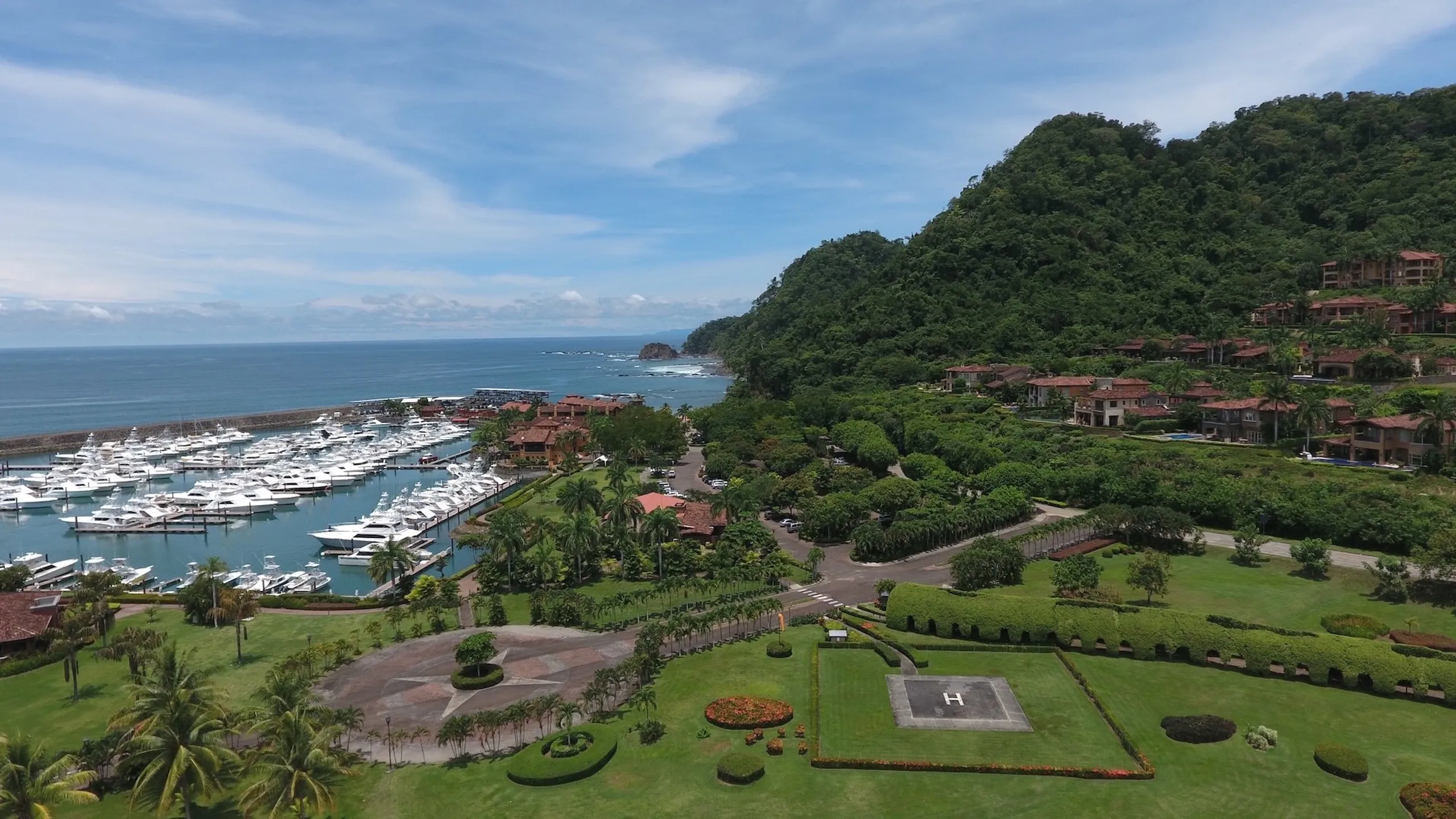 Federico Castro–Designed Villa in Los Sueños with Pool, Theater & Golf Views — photograph 7