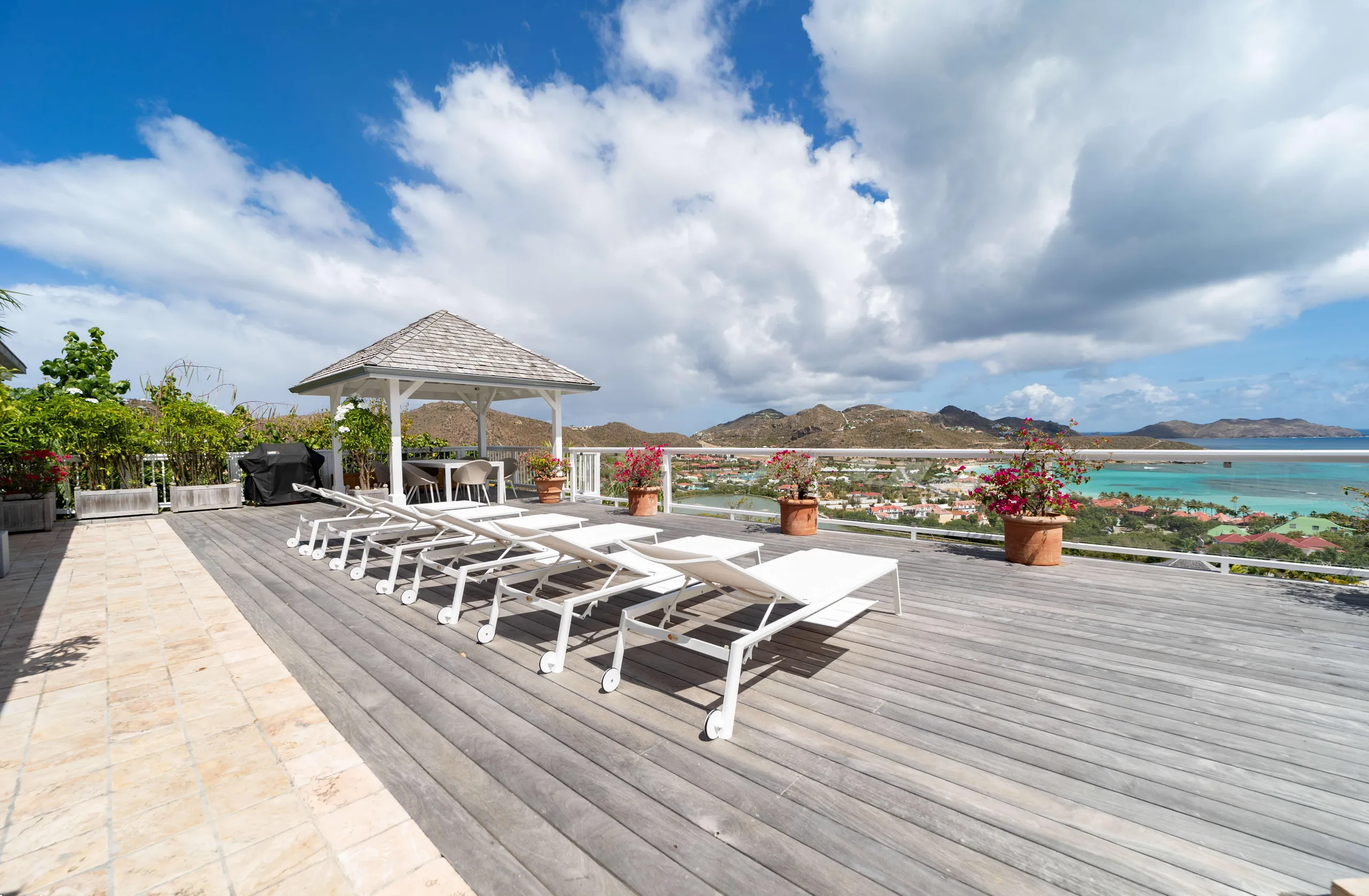 Bright Luxe Villa with Stunning Ocean Views Overlooking St. Jean Bay — photograph 3
