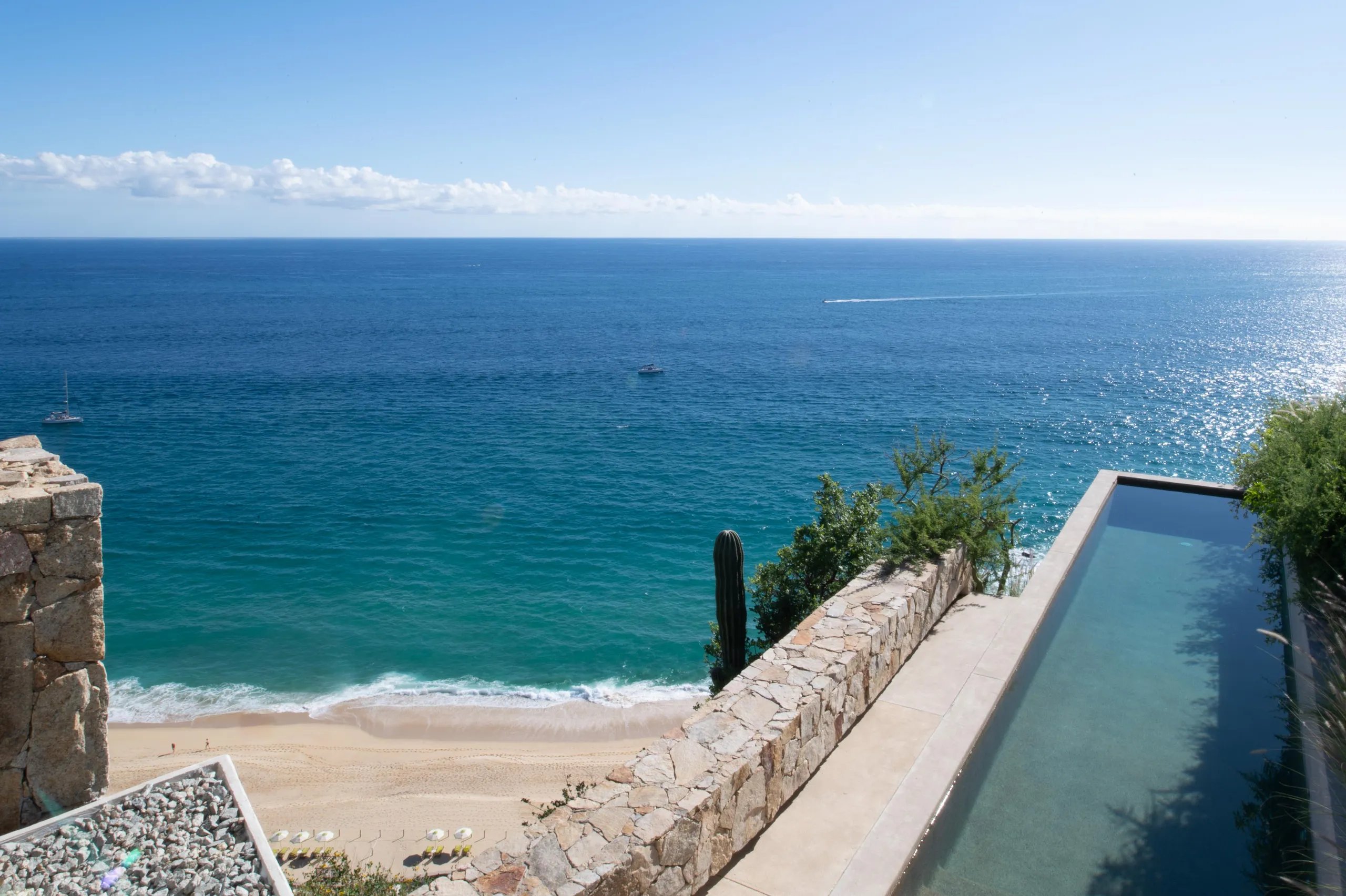 Captivating Cabo San Lucas Villa with Invigorating Pool and Stunning Ocean Views — photograph 9