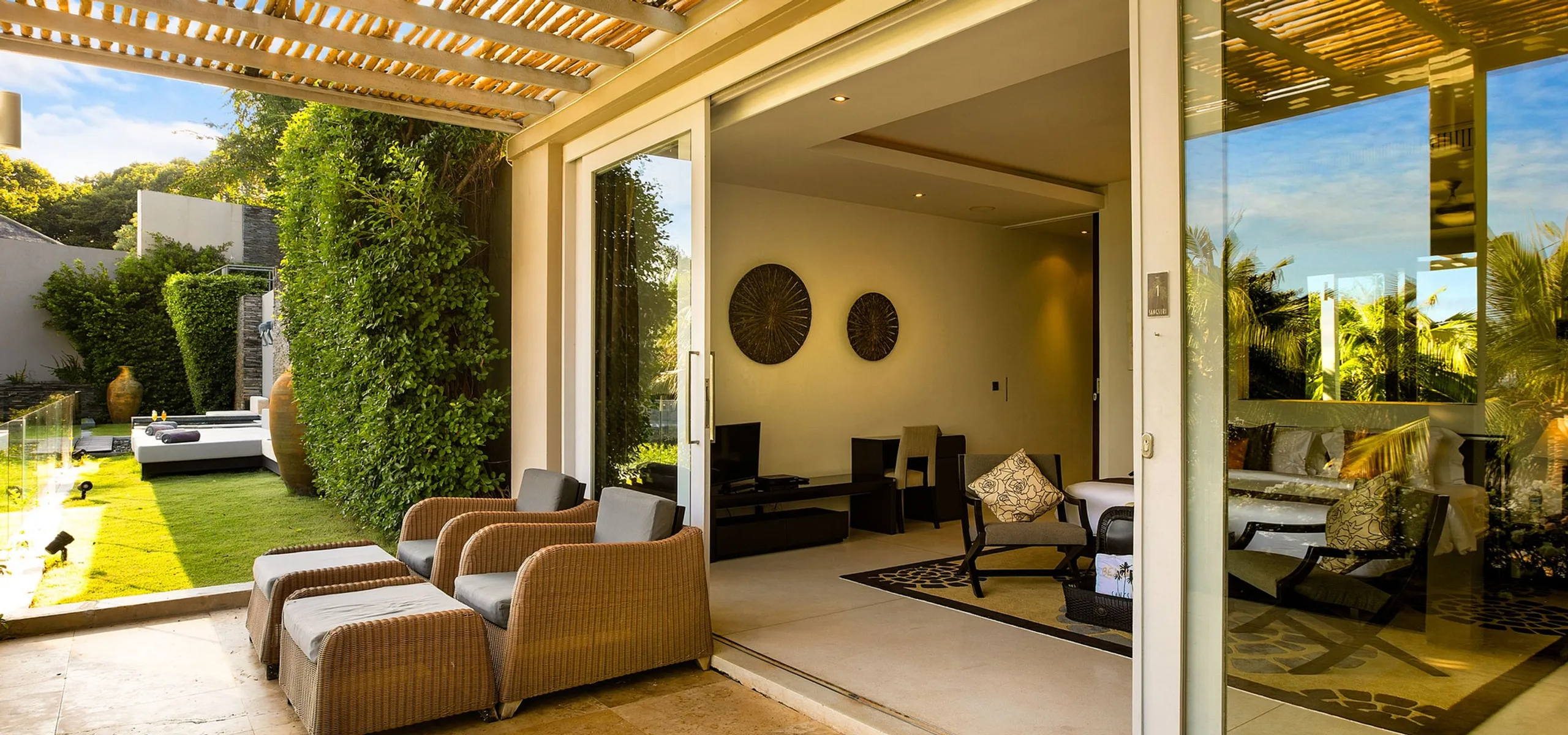 Splendorous Tropical Villa with Private Pool and Panoramic Views — photograph 7