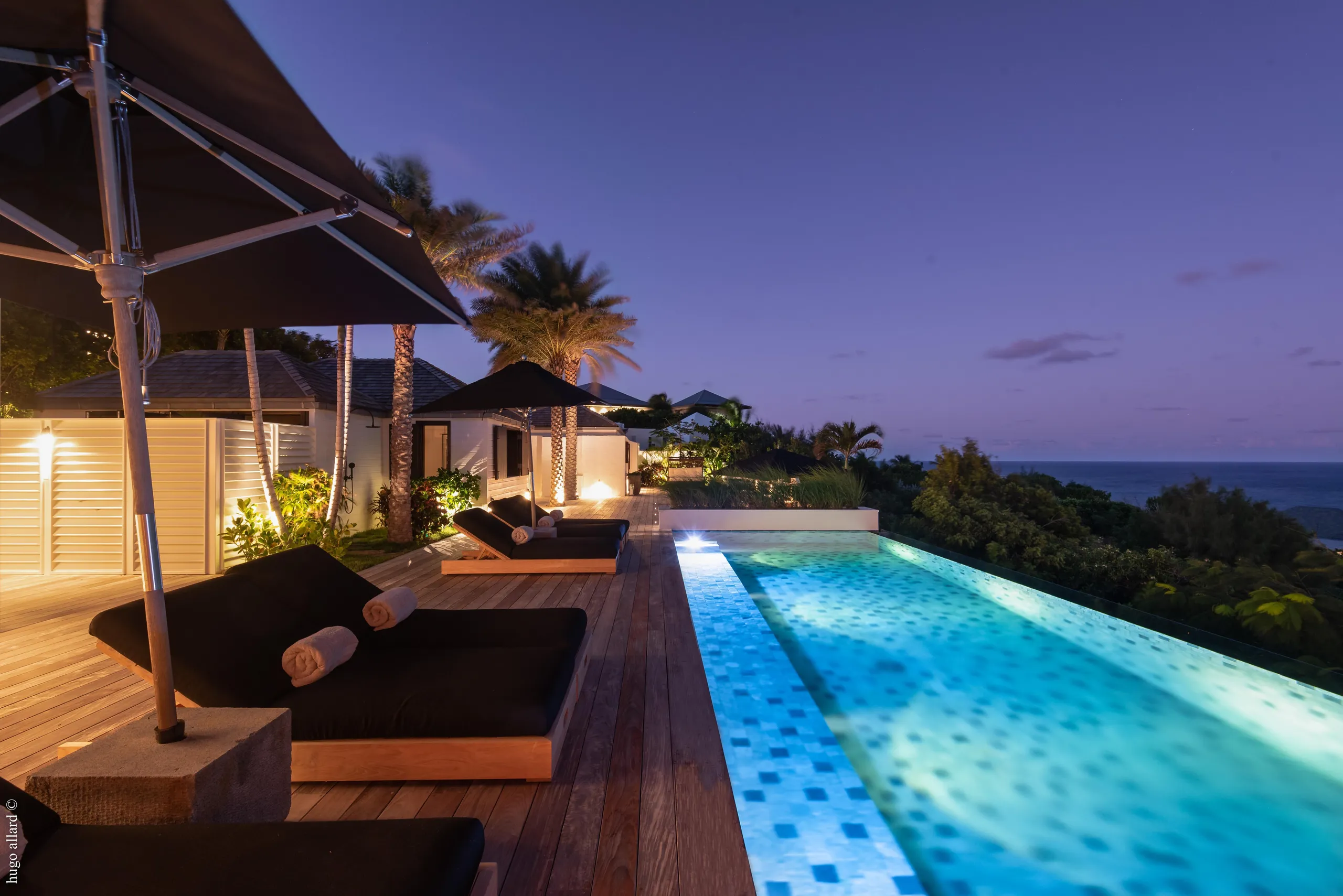Glamorous Paradise Estate with Infinity Pool and Backyard Lounge — photograph 10