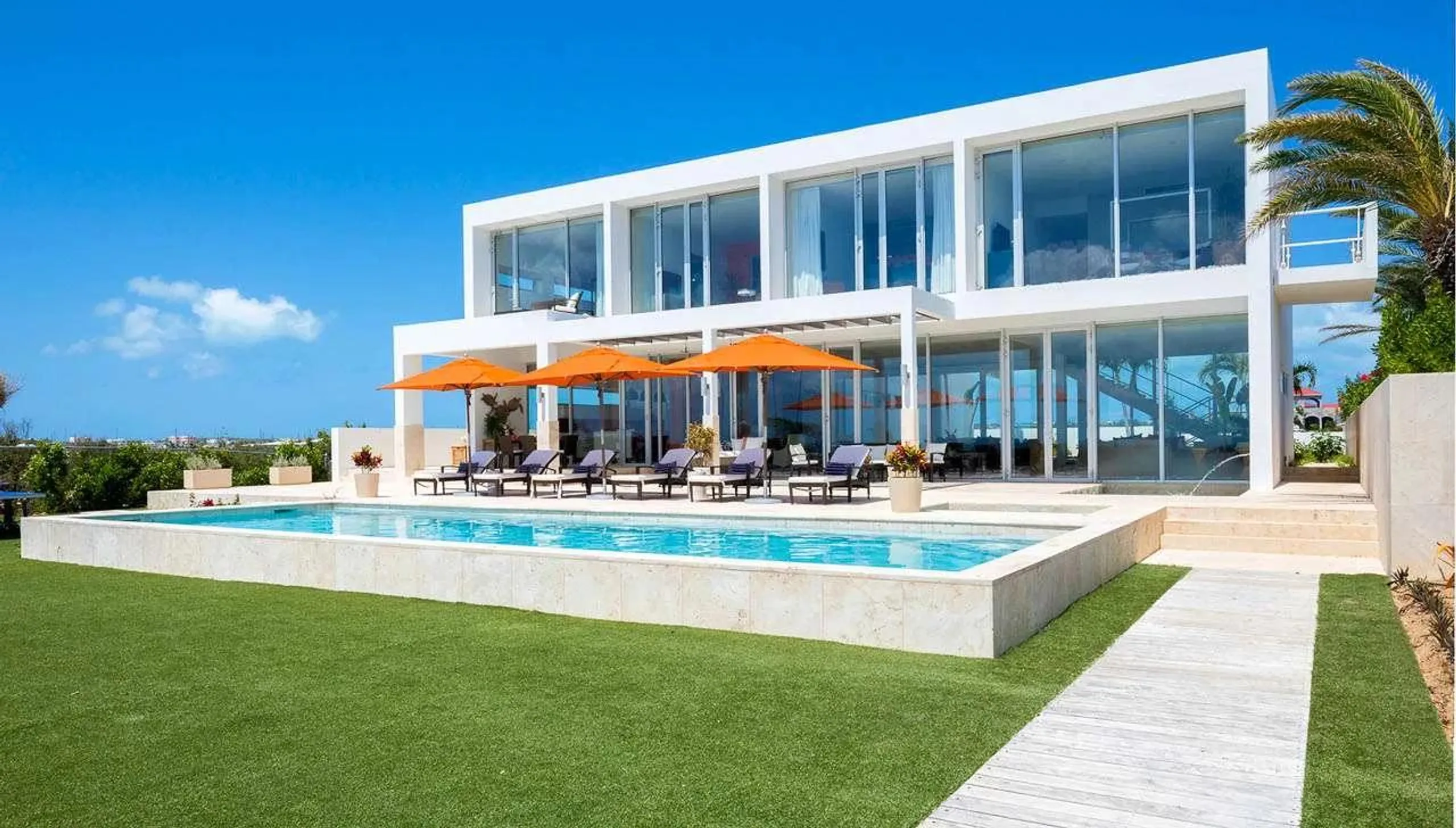 Contemporary Beachfront Villa with Invigorating Pool — photograph 3