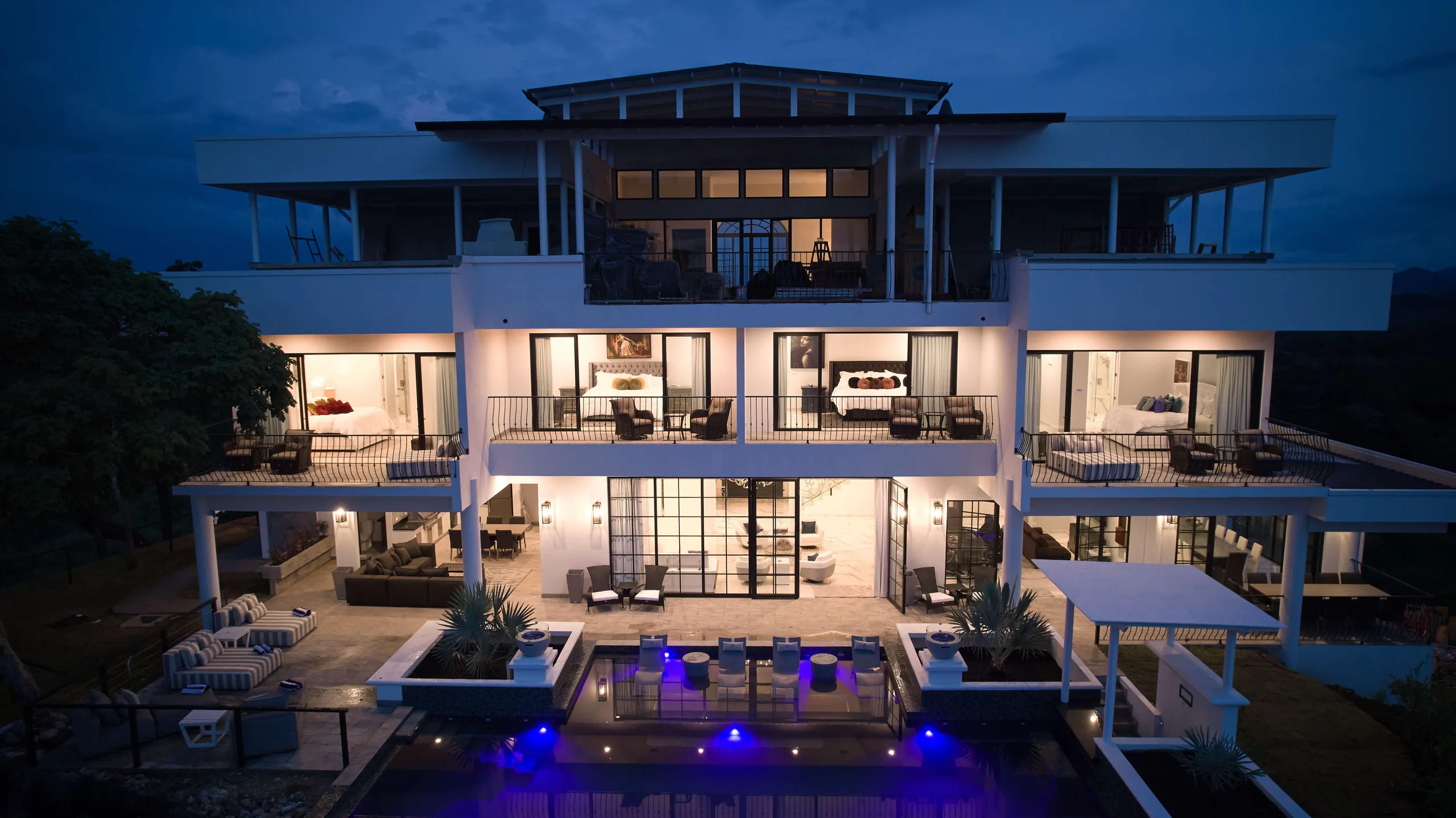 Elegant Treasure in the Sky with Infinity Pool and Ocean Views — photograph 7