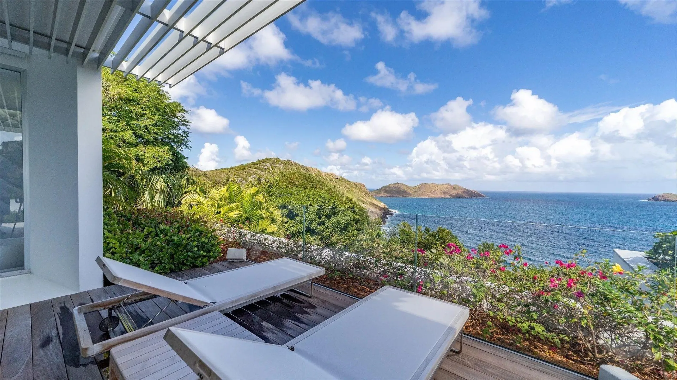 Luxurious Oceanfront Villa with Infinity Pool — photograph 2