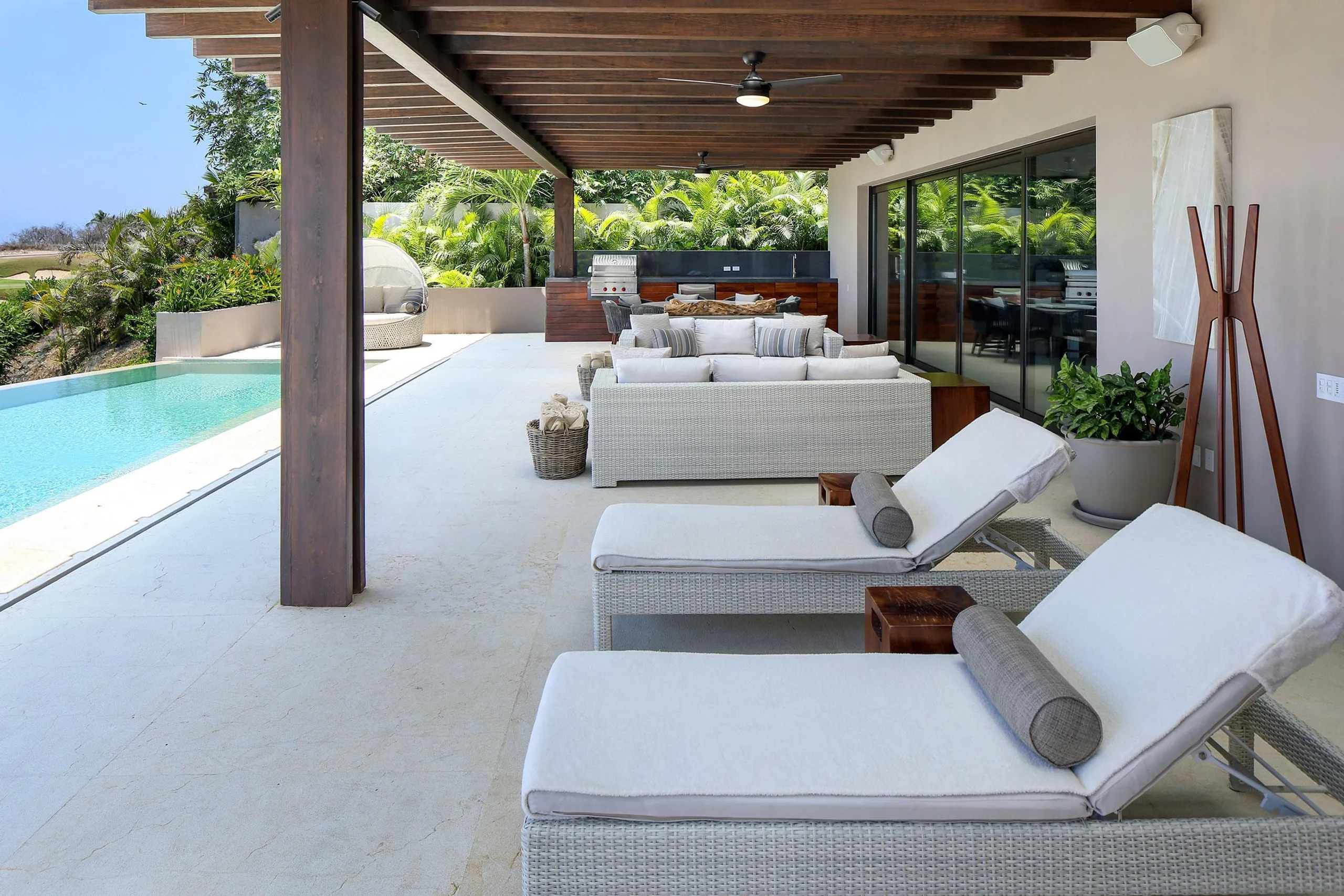Luxury Villa Del Mar Estate with Infinity Pool and Ocean Views — photograph 9