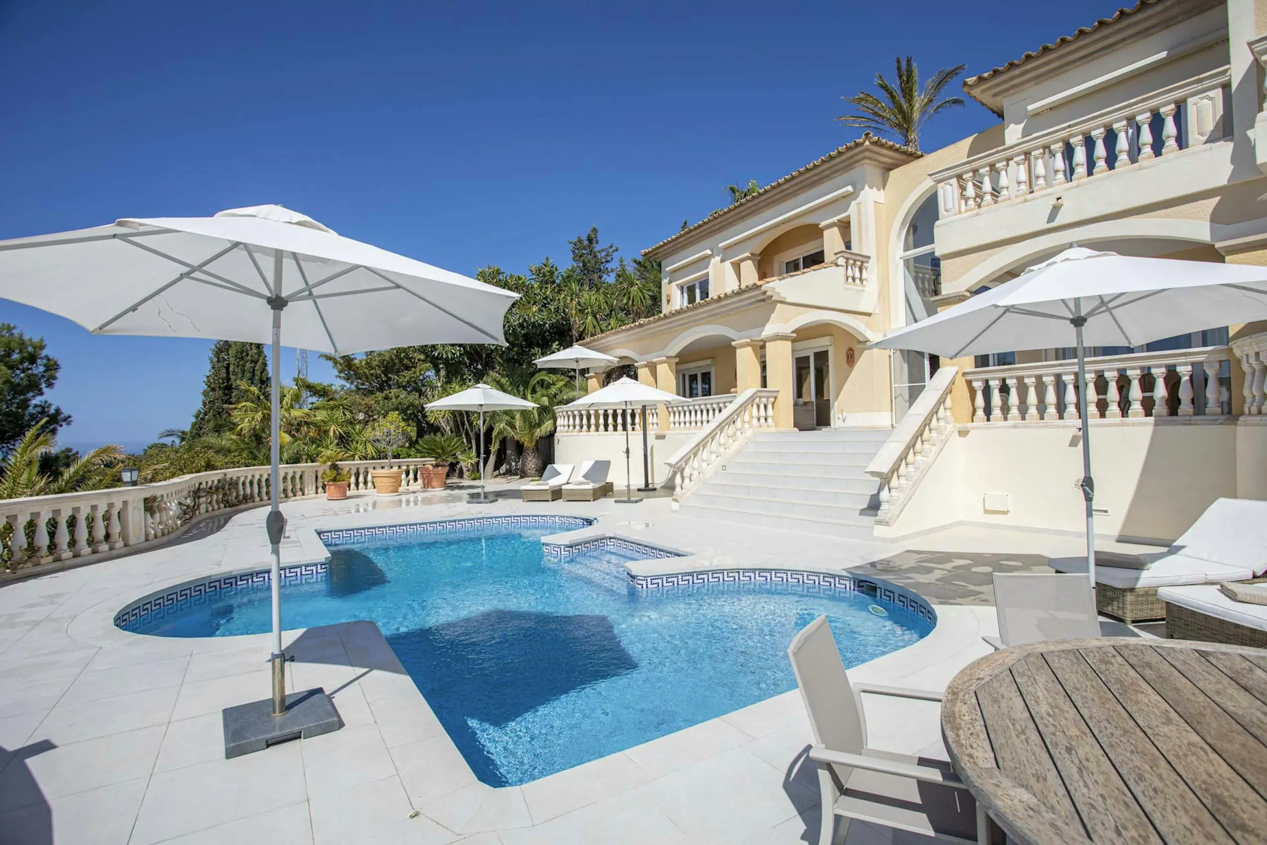 Sophisticated Haven for Your Dream Holiday with Unforgettable Panoramic Views — photograph 3