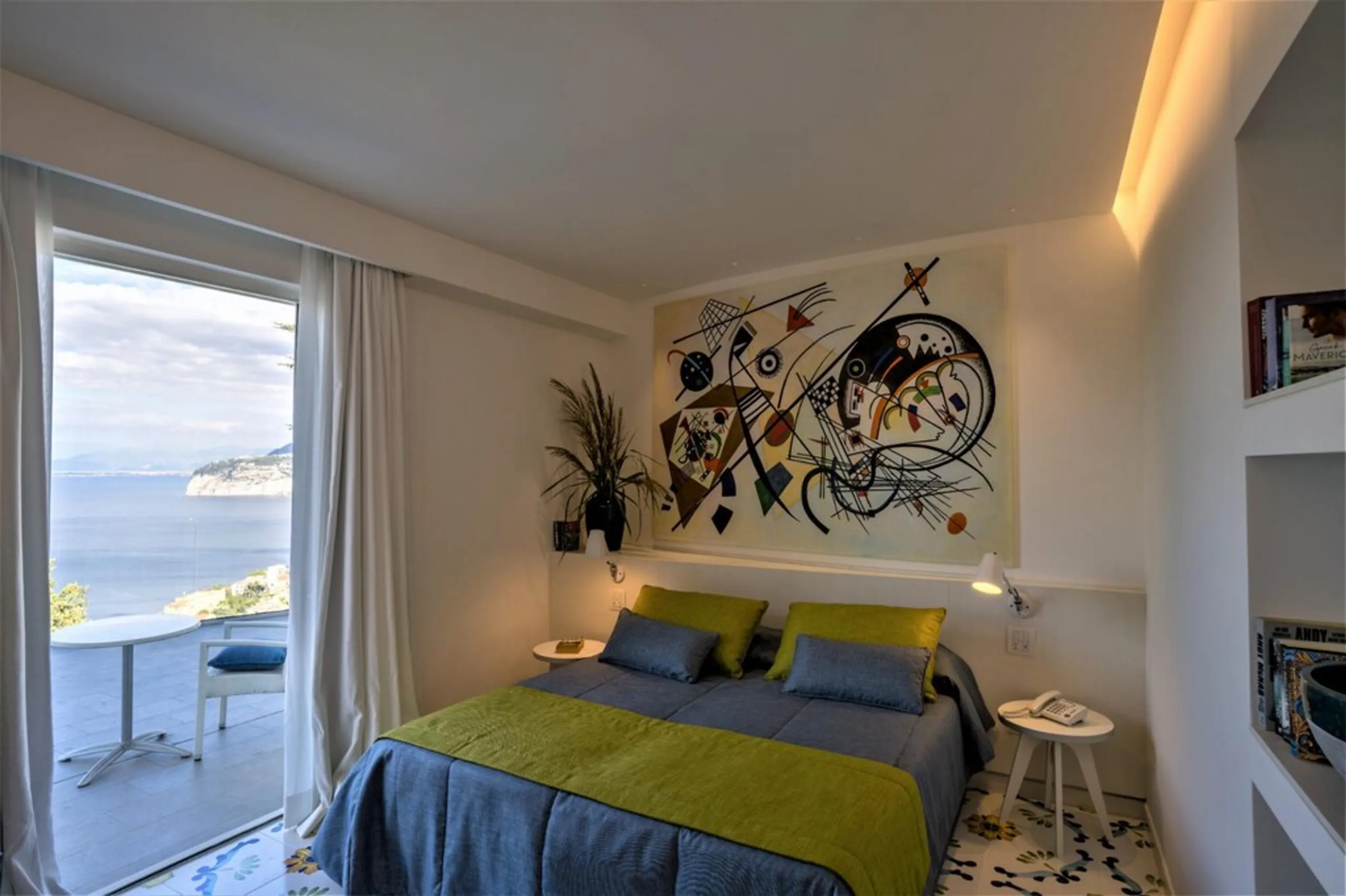 Majestic Seafront Villa with Heated Pool and English-Style Garden — photograph 8