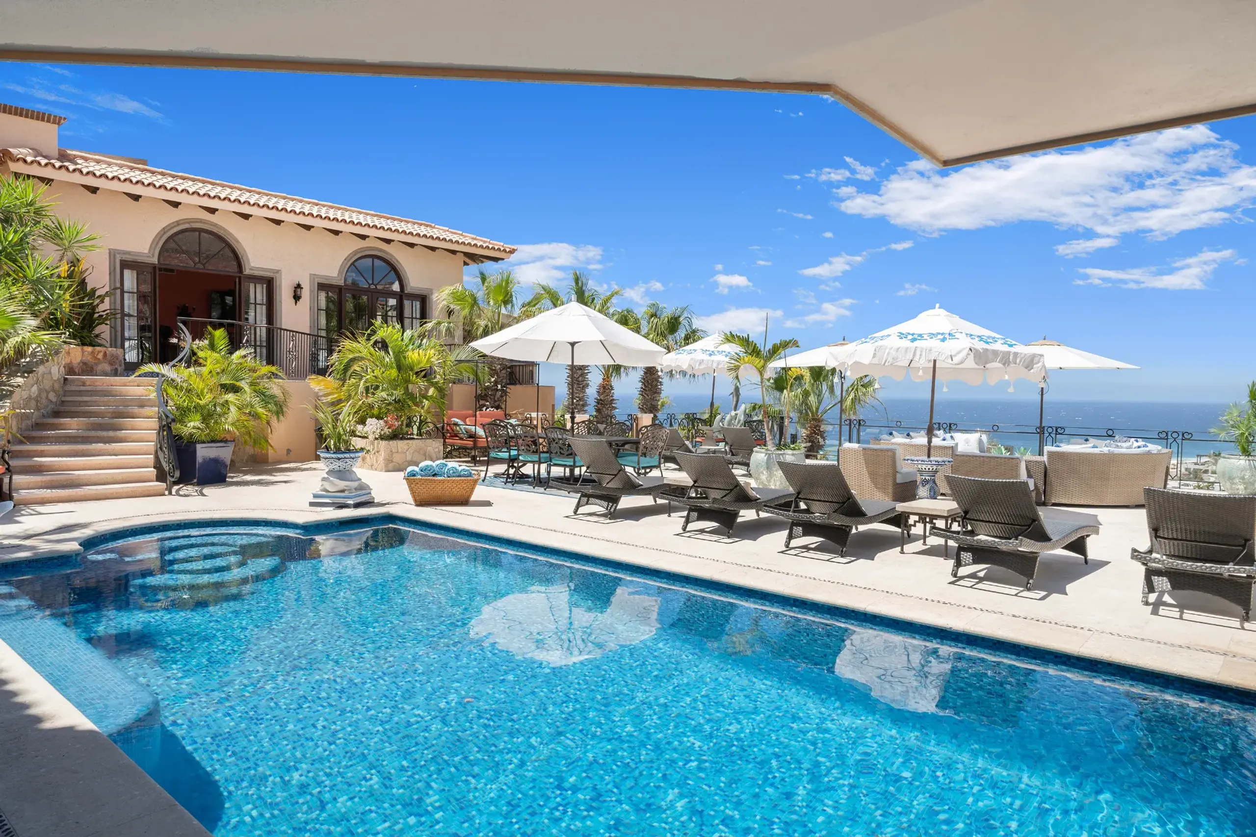 Opulent 9-Bedroom Villa with Private Pools, and Ocean Views — photograph 4