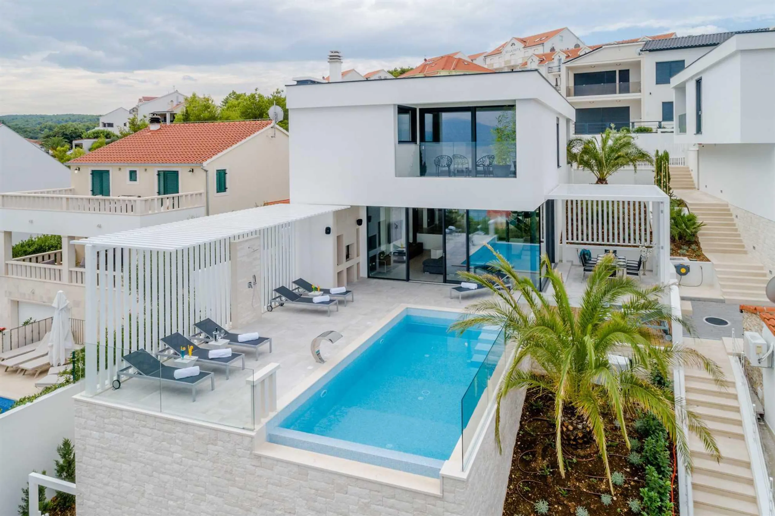 Phenomenal Contemporary Villa with Private Pool and Stunning Sea View — photograph 3