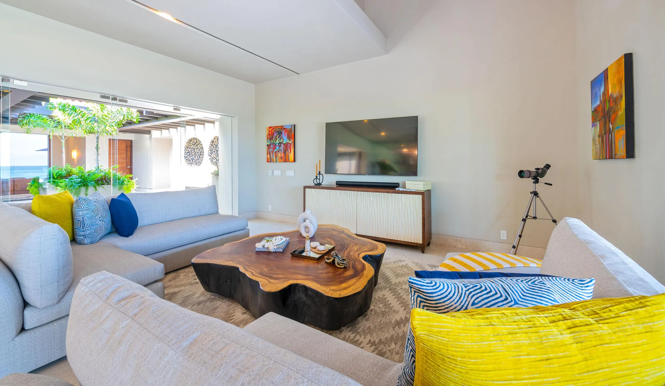 Luxury Villa with Spectacular Views and Infinity Pool — photograph 6