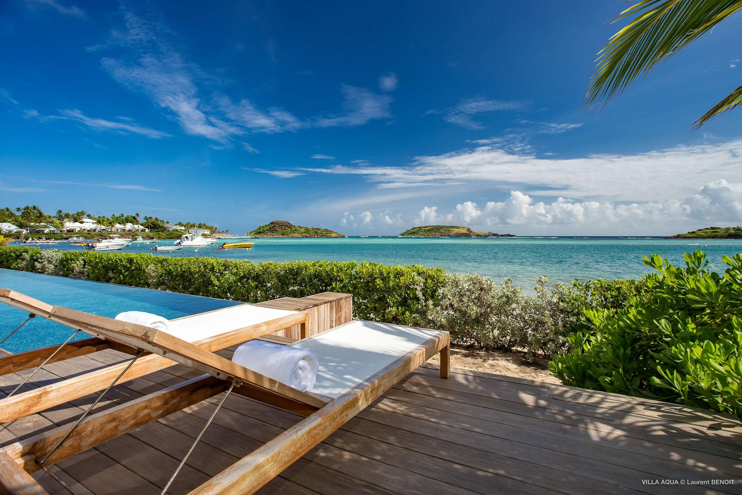 Chic Beachfront Contemporary Villa with Private Pool and Amazing Ocean Views — photograph 11