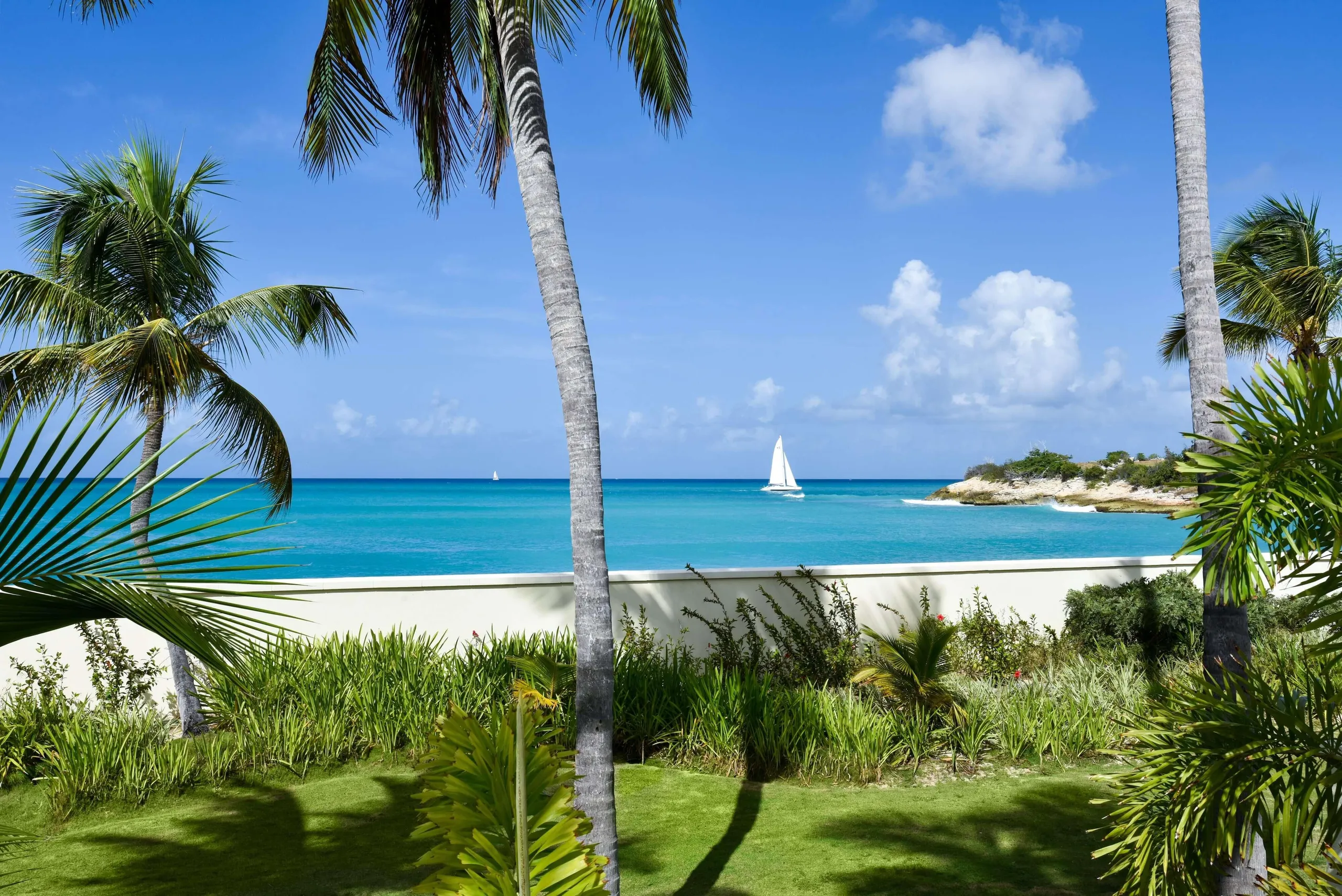 Elegant Private Beachfront Estate with Large Private Pool and Ocean Views — photograph 6