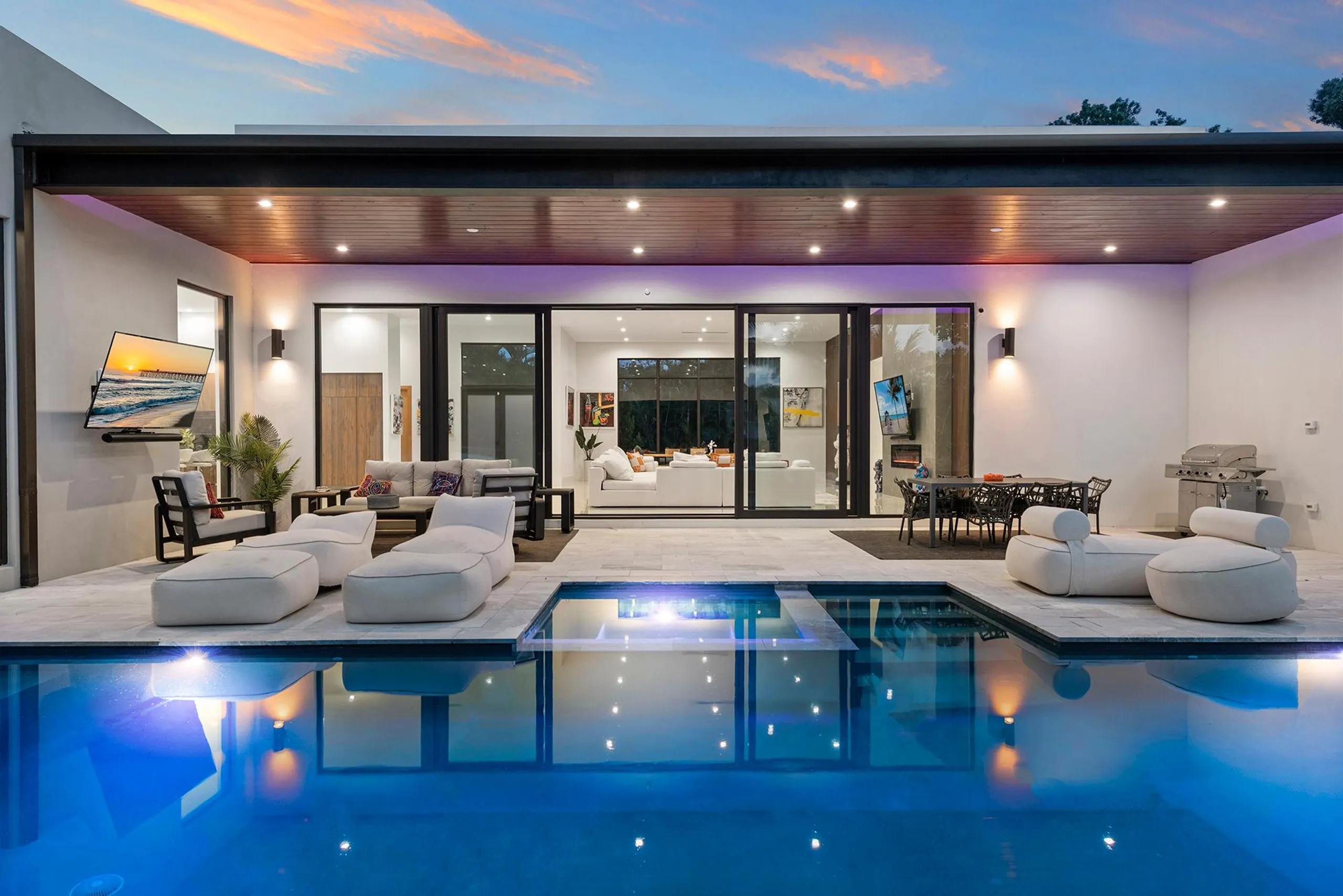 Stylish Modern Miami Resort Estate with Private Pool and Boat Dock — photograph 3