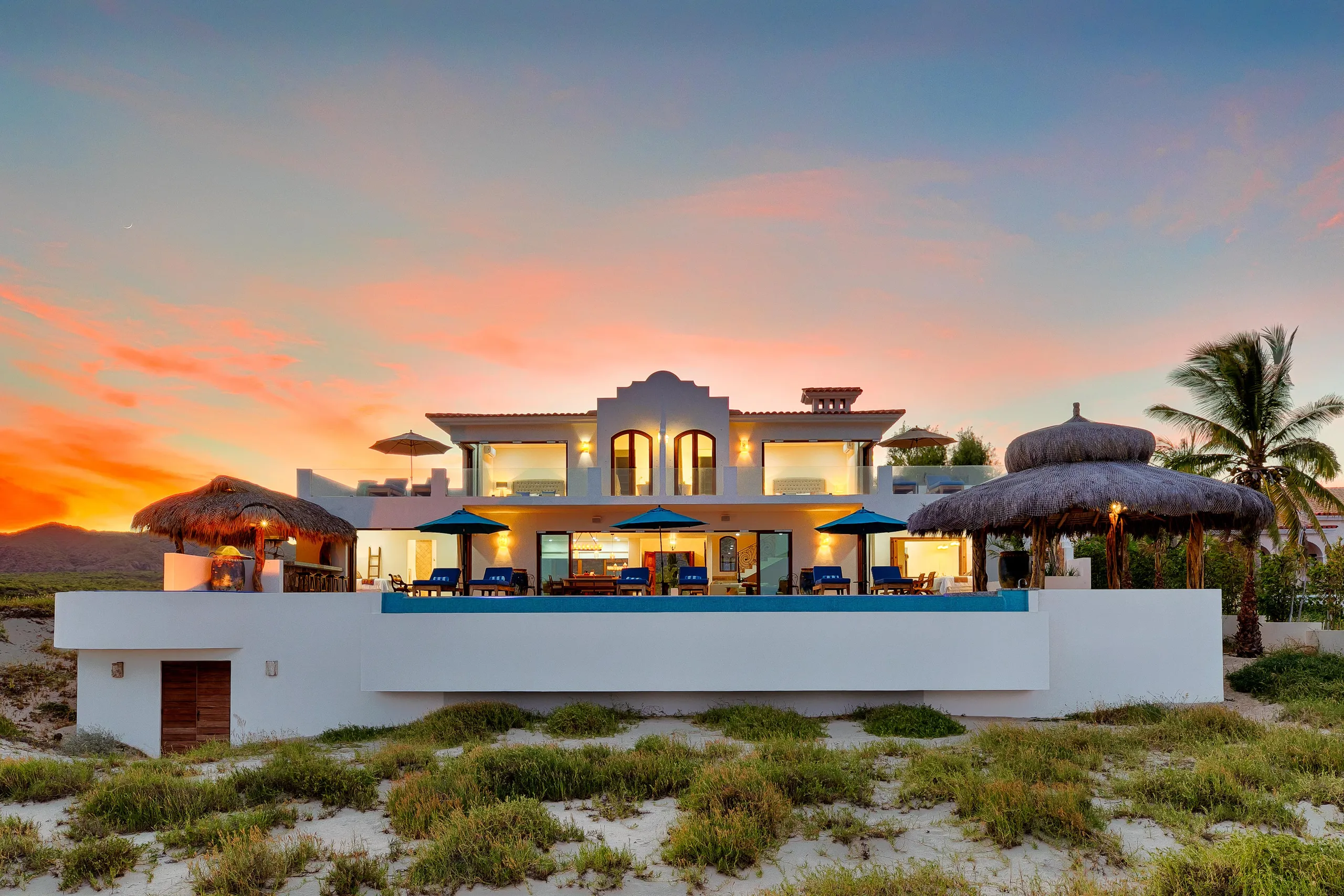 Stunning Los Frailes Villa with Invigorating Pool and Walks to Beach — photograph 3