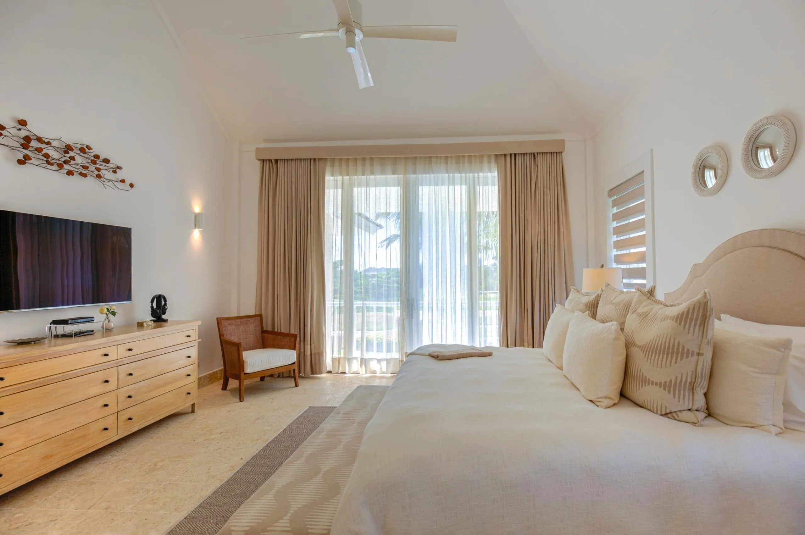 Resplendent Five Bedroom Villa with Privaate Pool and Scenic Views — photograph 9