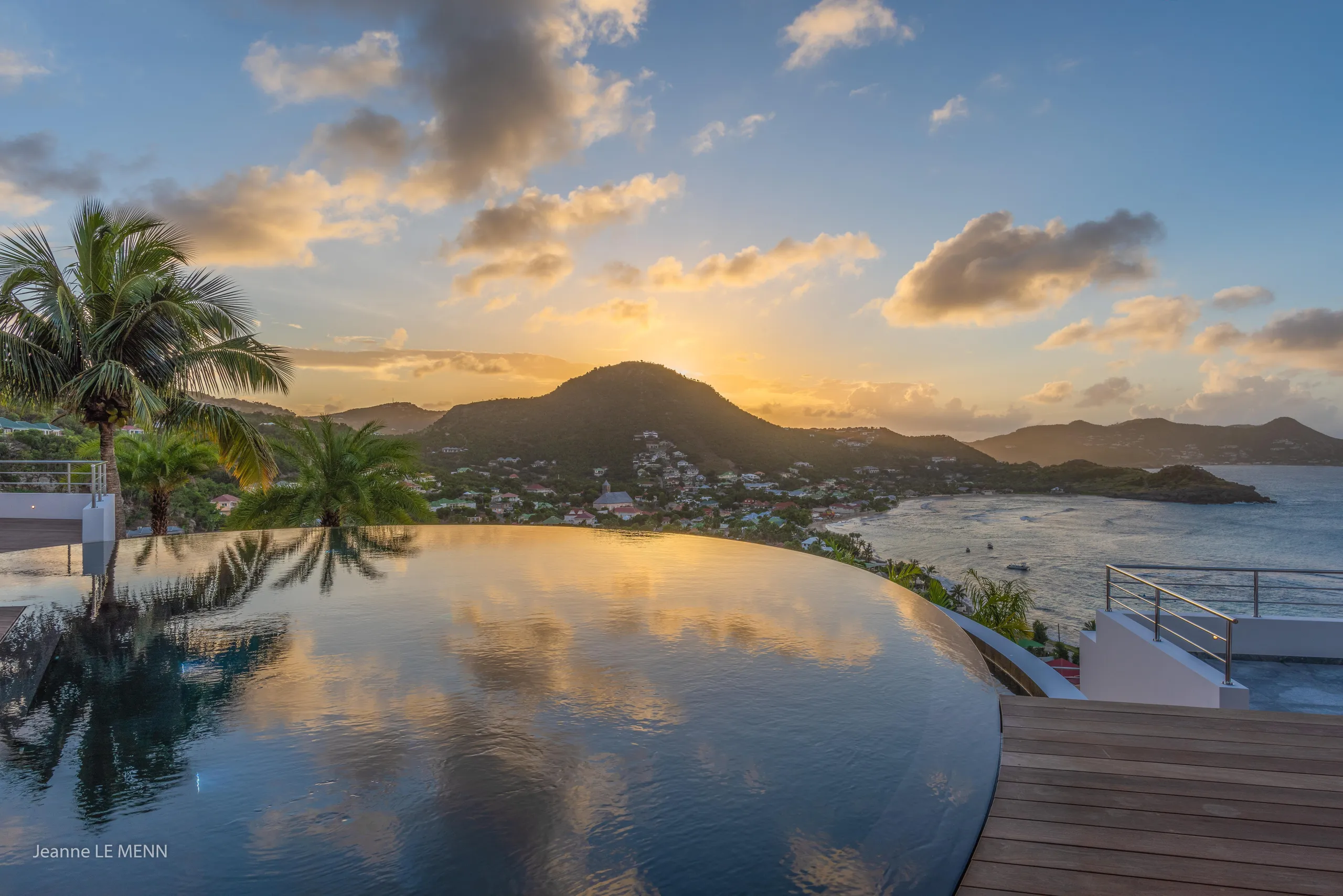 Spectacular Oceanview Villa with Infinity Pool and Jacuzzi — photograph 3