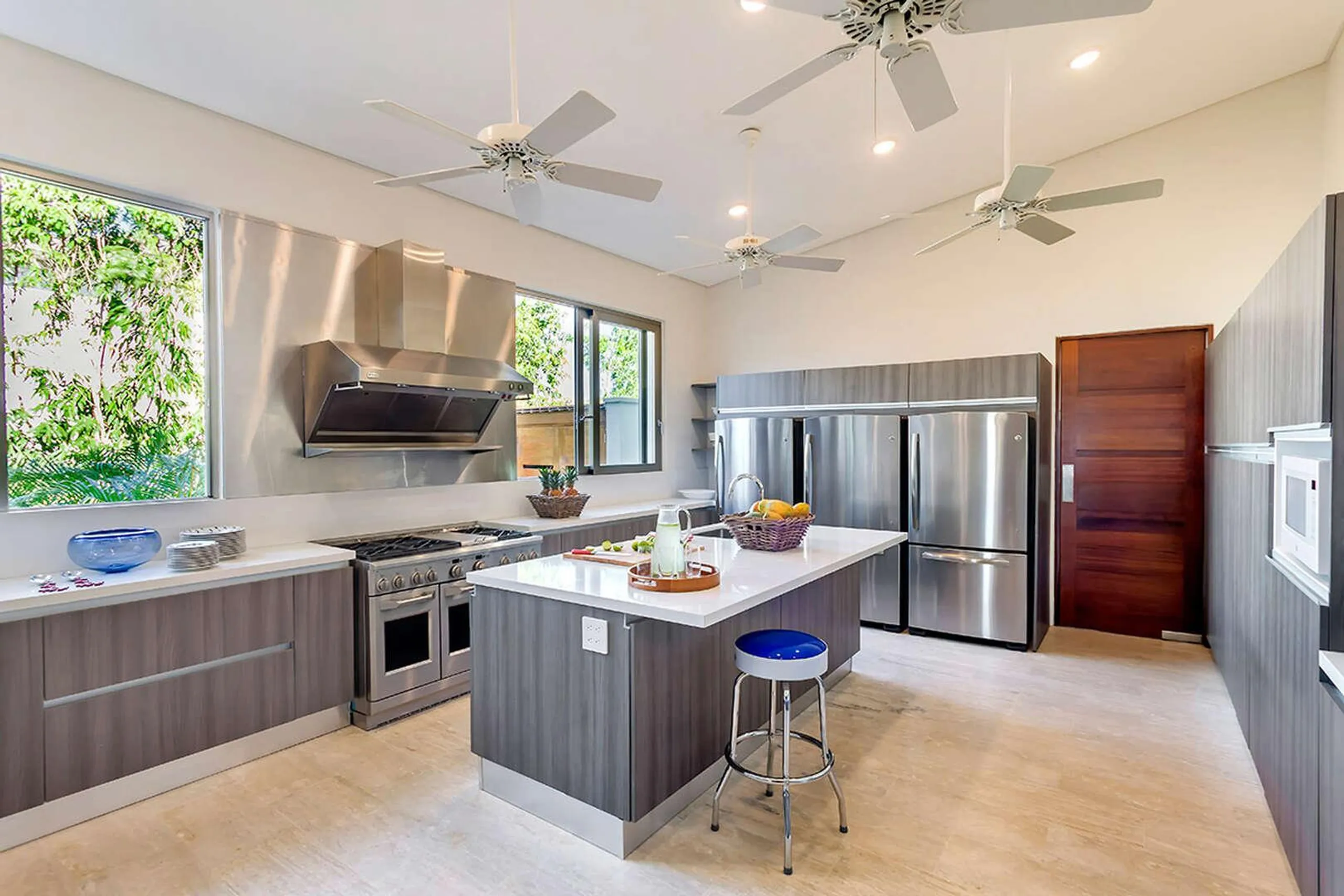 Elegant Contemporary Beach Estate with Private Pool — photograph 12