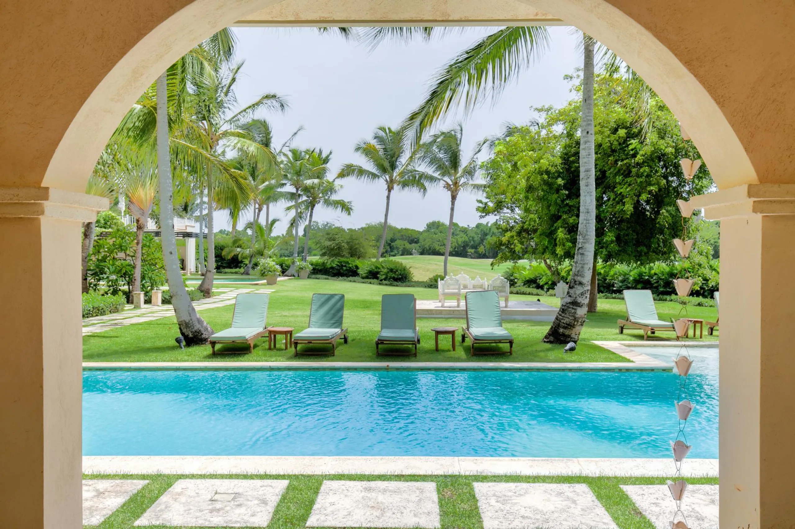 Tropical Paradise Villa in Punta Cana: 9 Bedrooms, Two Pools, and Spacious Living Areas — photograph 7