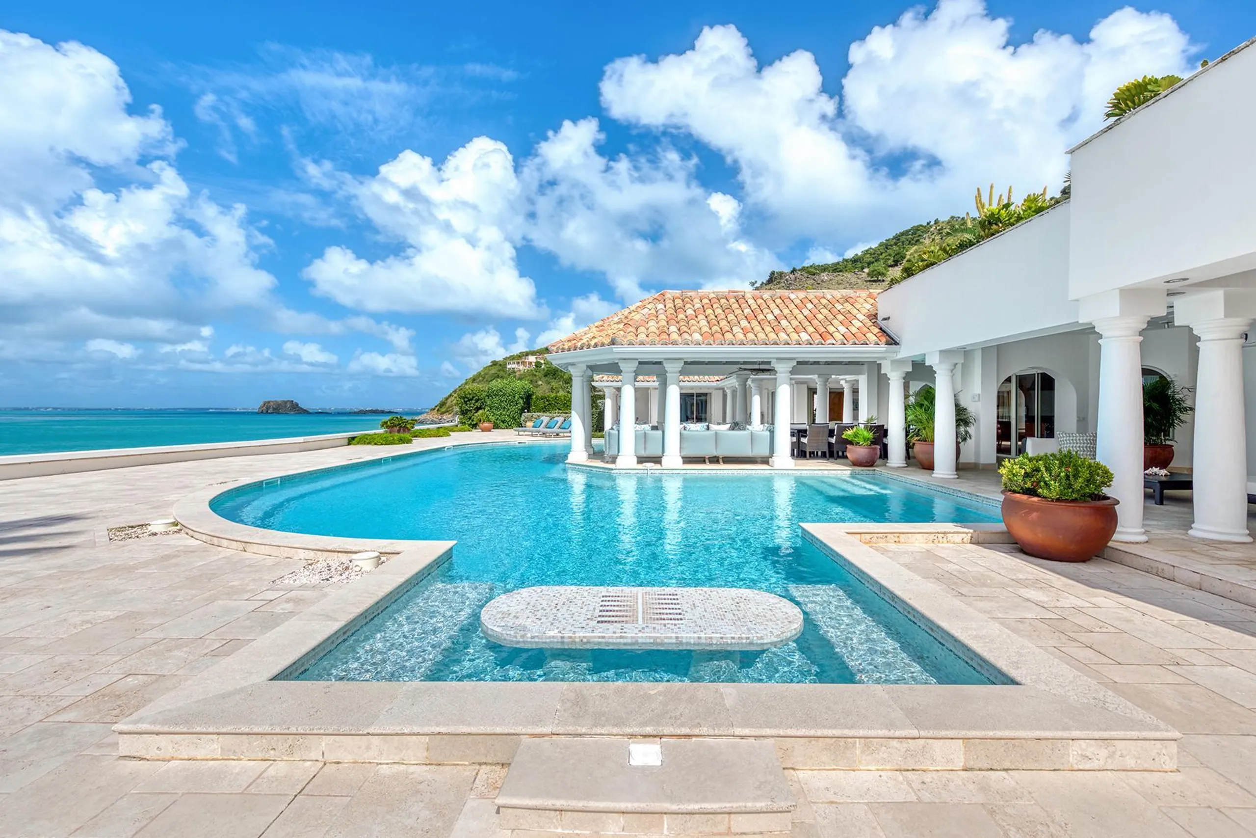 Serene Contemporary Ocean Front Villa with Private Pool and Ocean Views — photograph 3