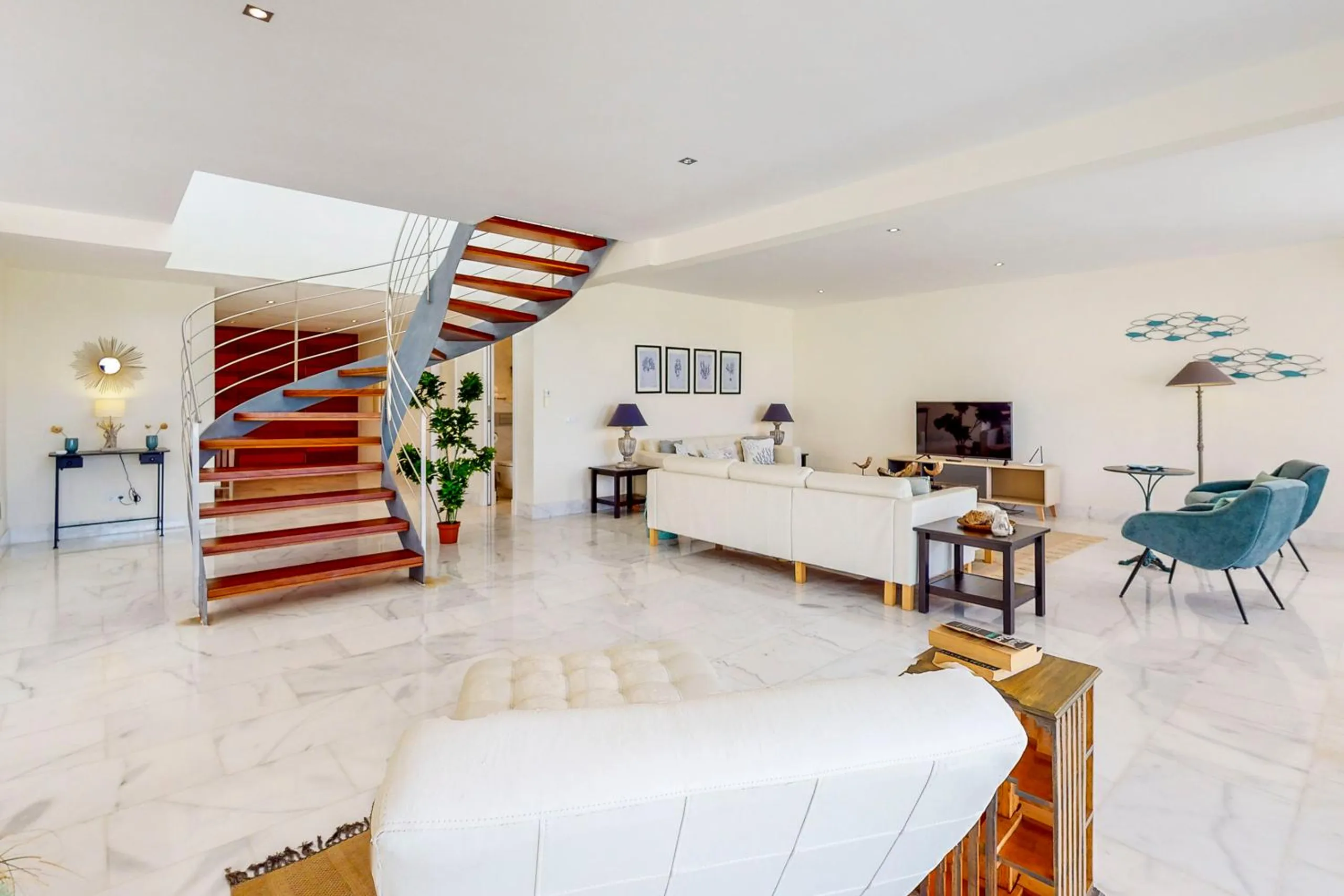 Luxurious 5BR Villa with Private Pool and Breathtaking Sea Views — photograph 10