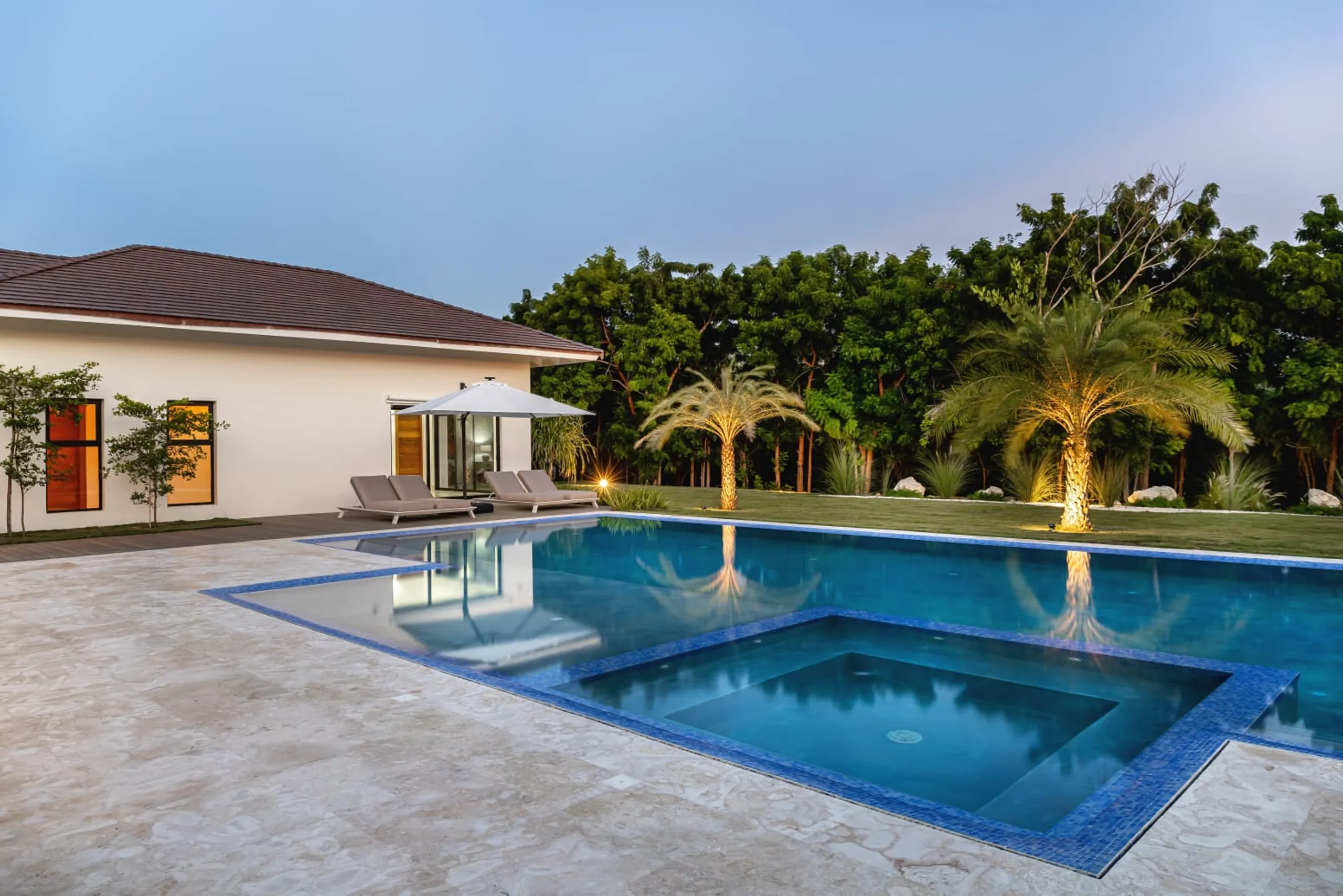 Elegant Tropical Villa with Sparkling Pool — photograph 3