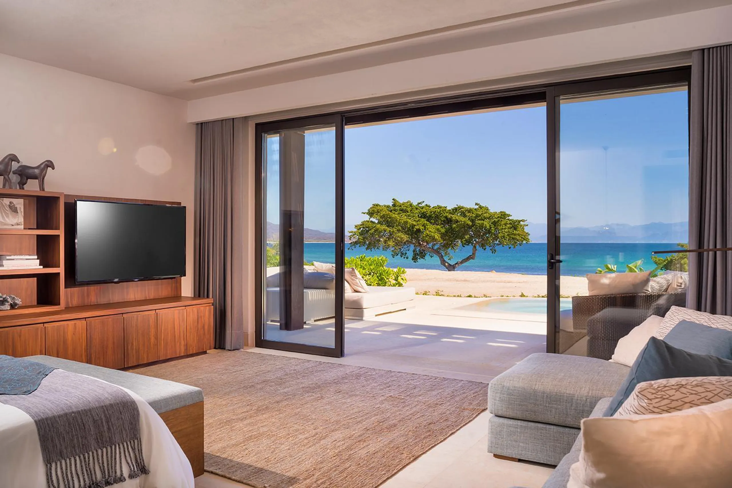 Exquisite Oceanfront Residence with Infinity Pool and Ocean Views — photograph 8