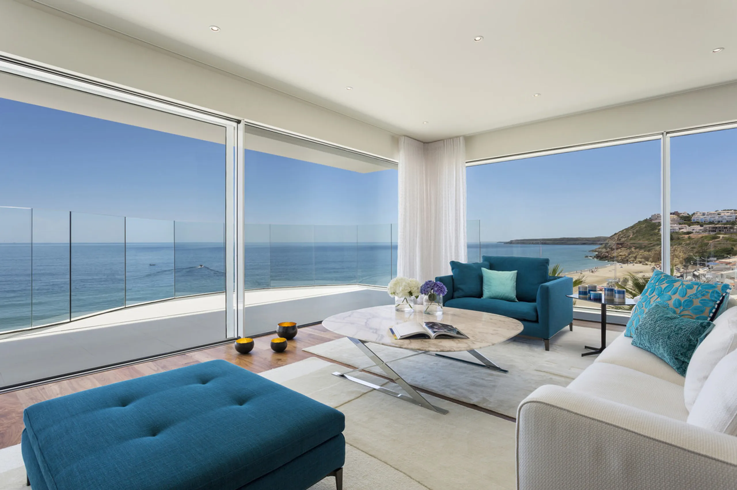 Captivating Contemporary Villa with Infinity Pool and Spectacular Coastline Views — photograph 10