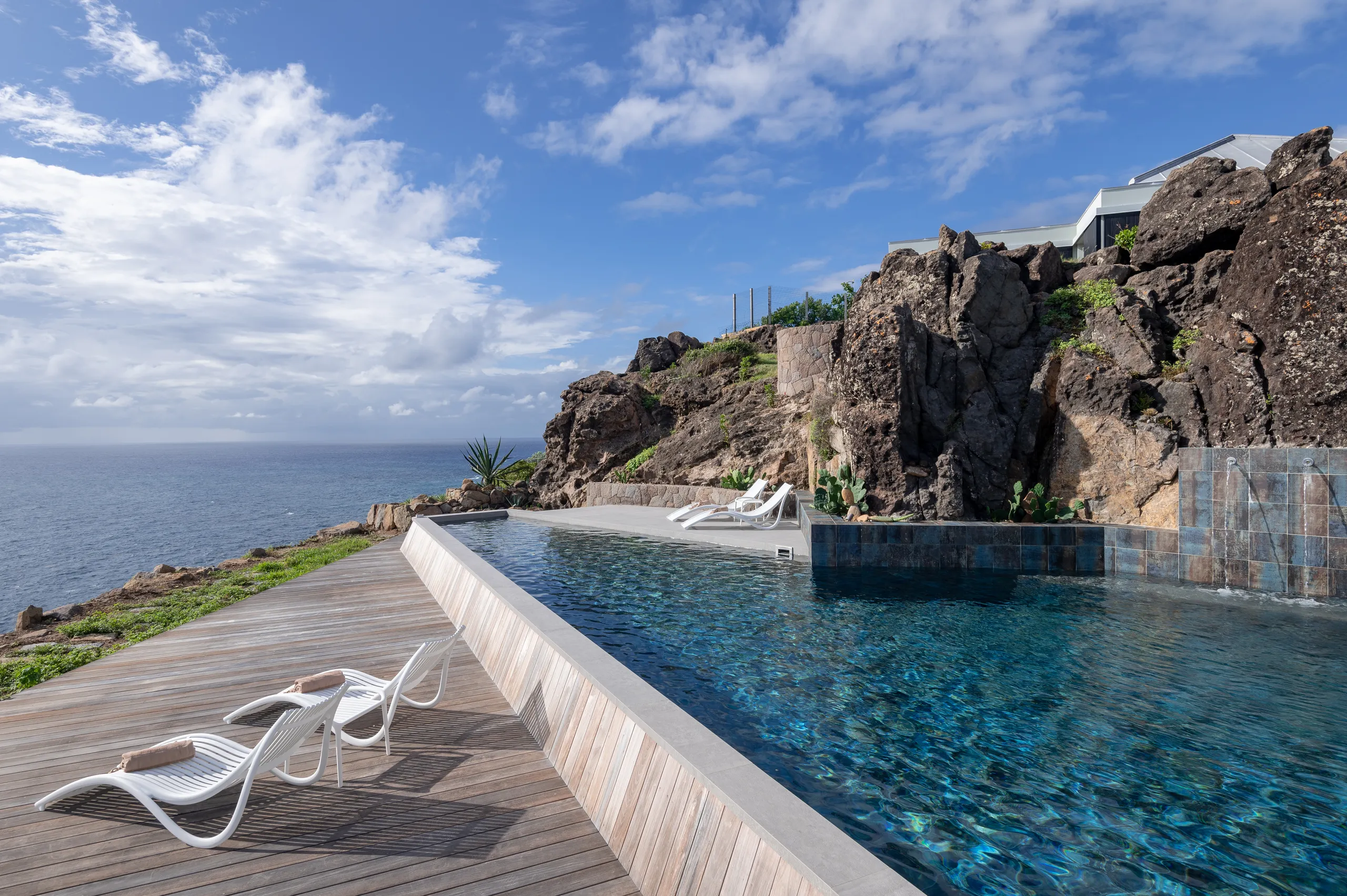 Contemporary 4-Bedroom Villa with Heated Pool & Sea Panorama — photograph 4