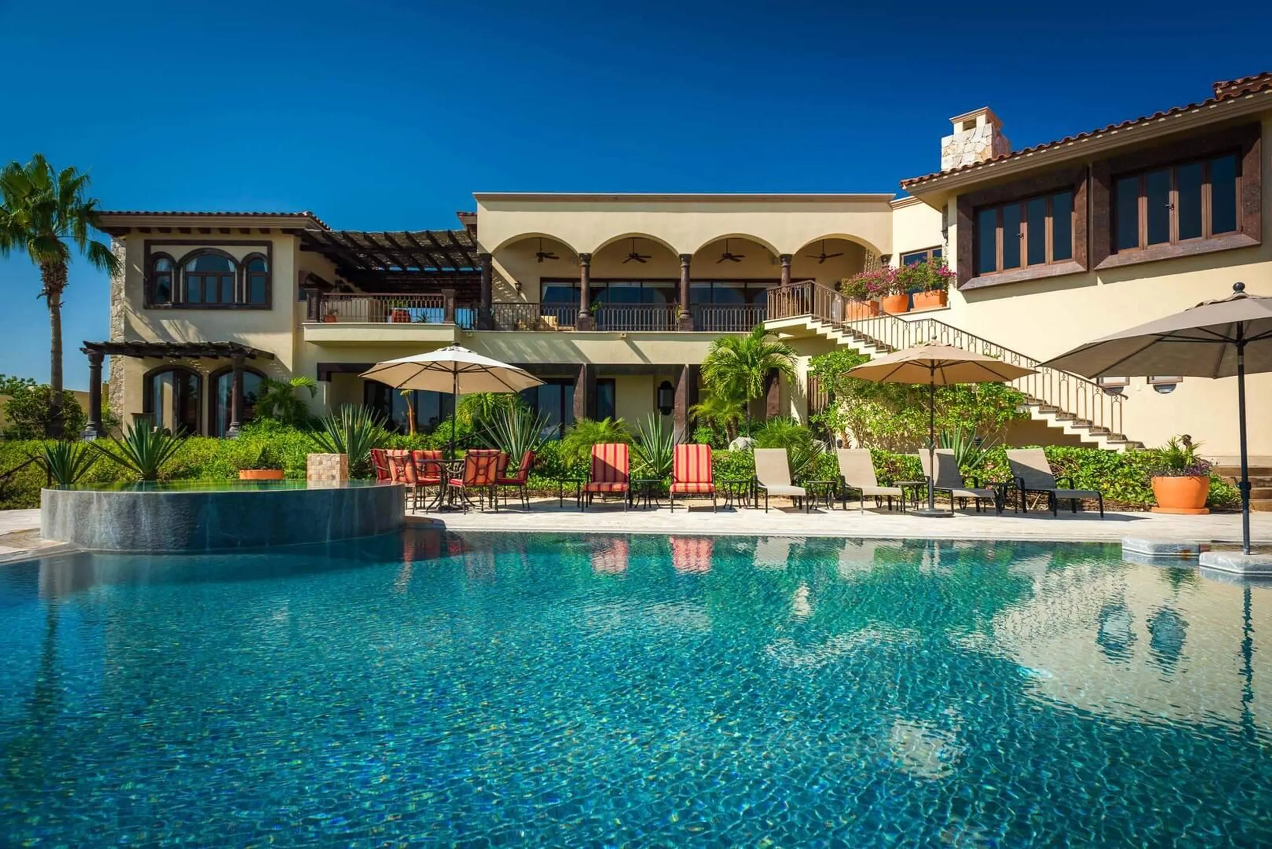 Exhilarating Hillside Villa with Infinity Pool and Panoramic City Views in Cabo San Lucas — photograph 5