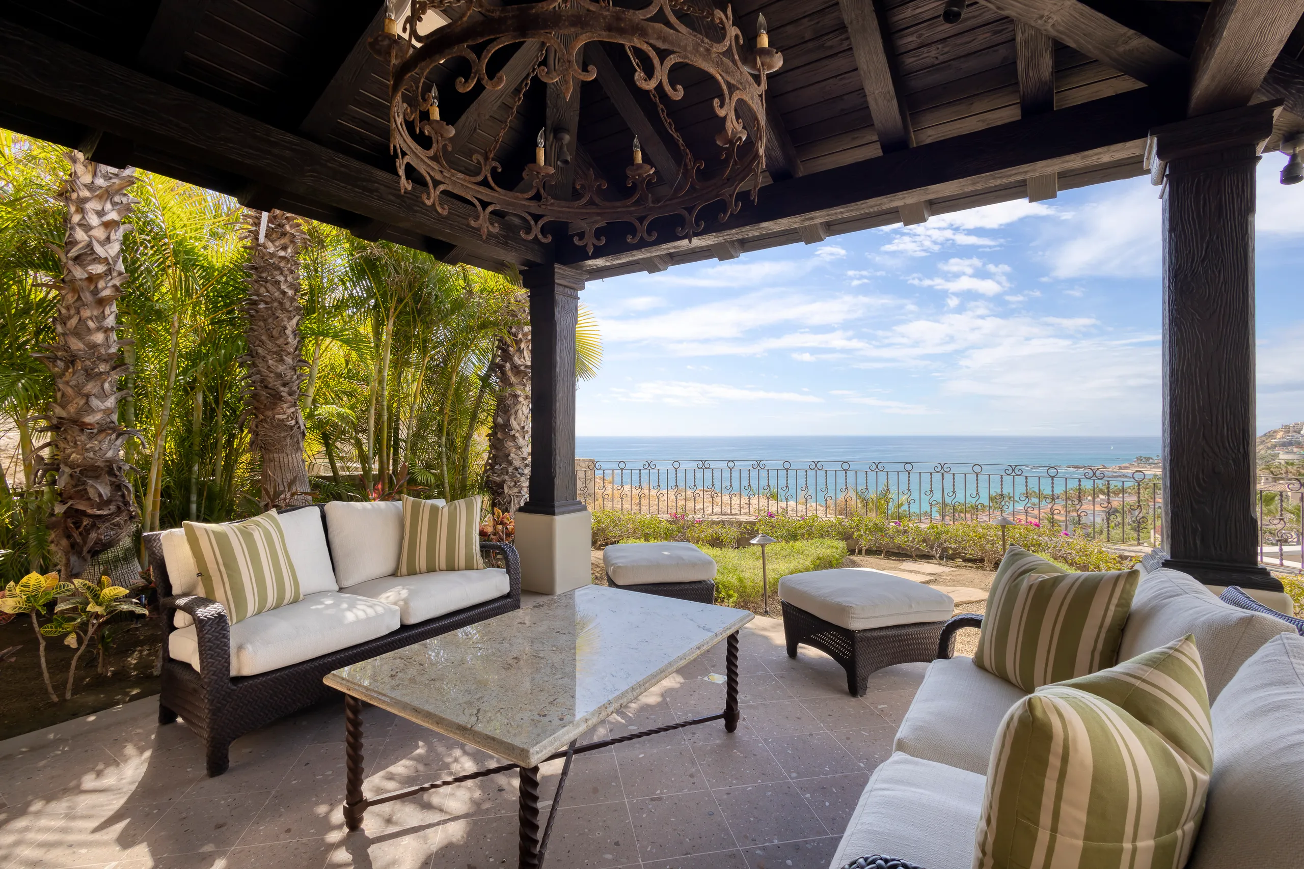 Elegantly Appointed Five Bedroom Villa with Private Infinity Pool, Jacuzzi and Panoramic Ocean Views — photograph 10