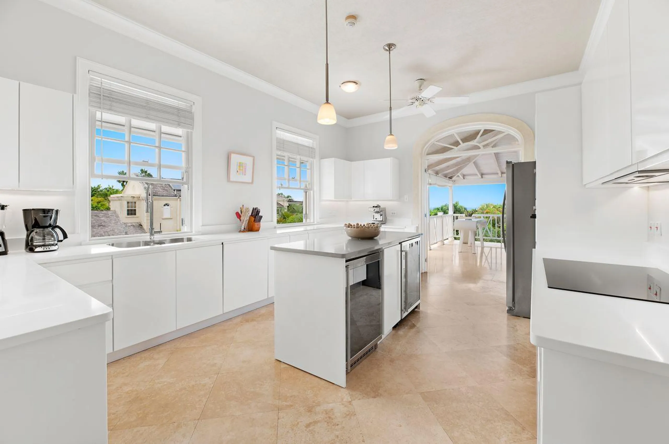Gleaming 5-Bedroom Villa with Pool, Games Room, and Sea Views — photograph 12