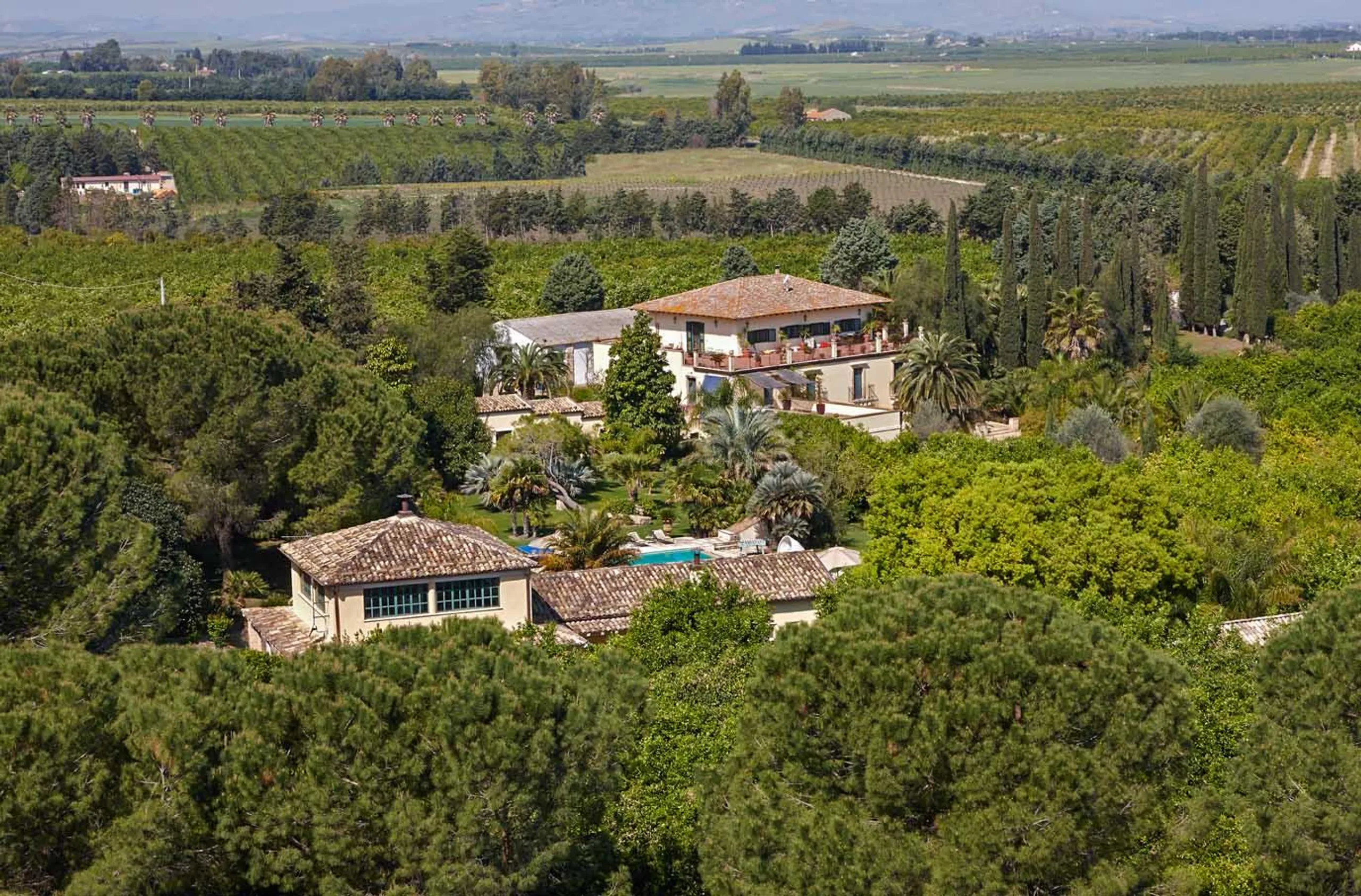 Sensational Sicily Villa with Private Pool and Lush Vineyard Views — photograph 4