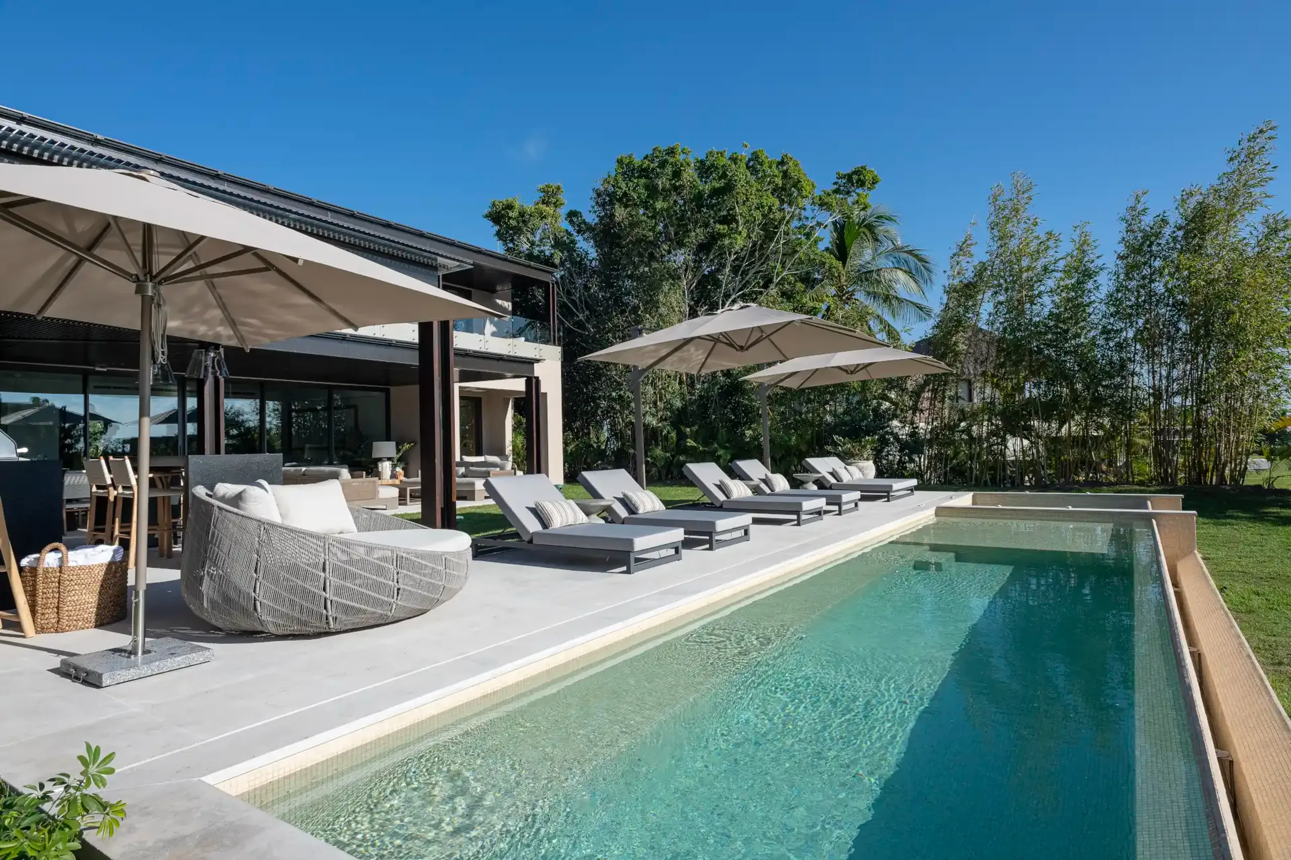 Elegant Porta Fortuna Villa with Private Pool, Jacuzzi & Panoramic Vistas — photograph 2