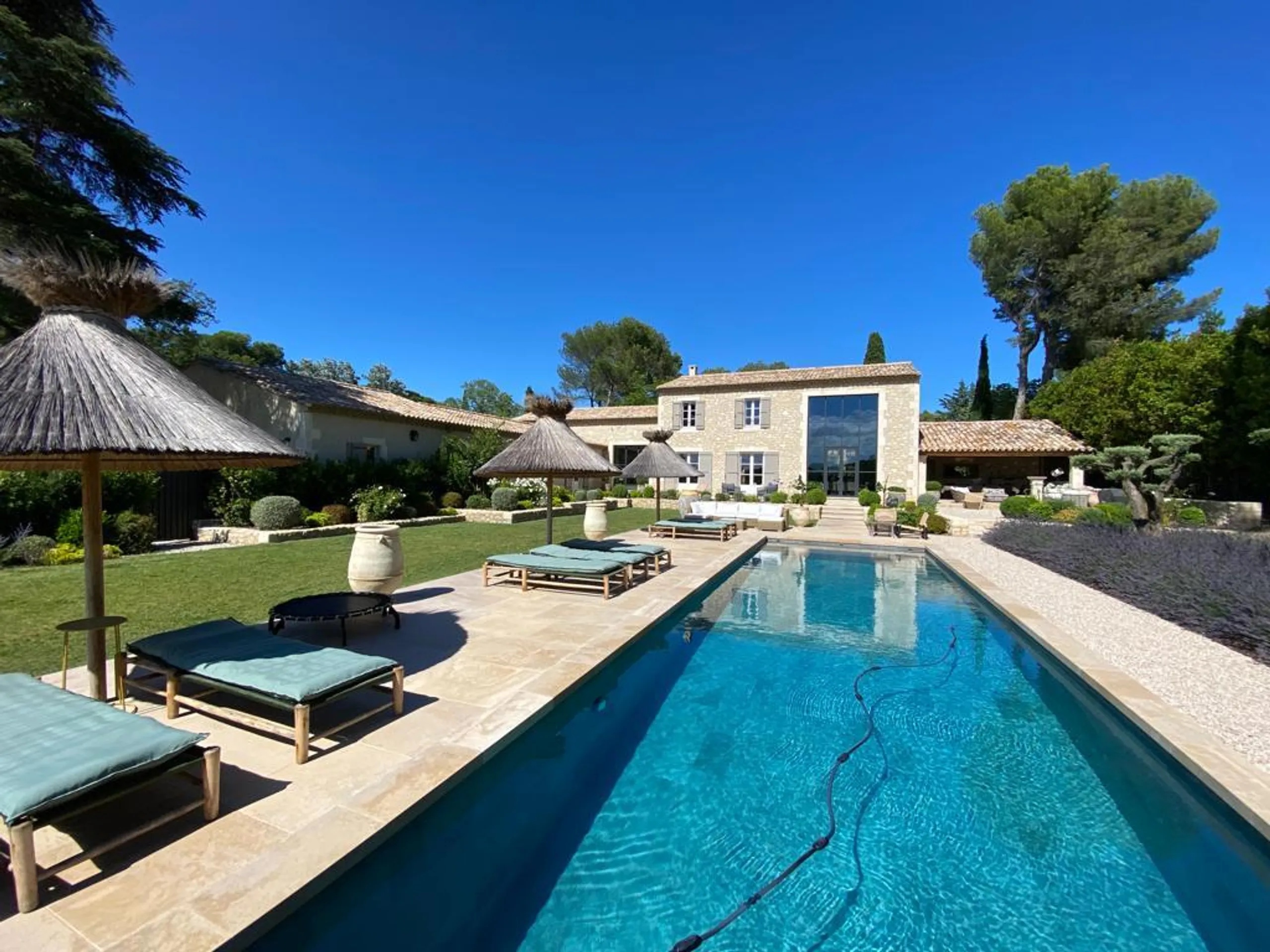 Escapade Elegance with Pool — photograph 2