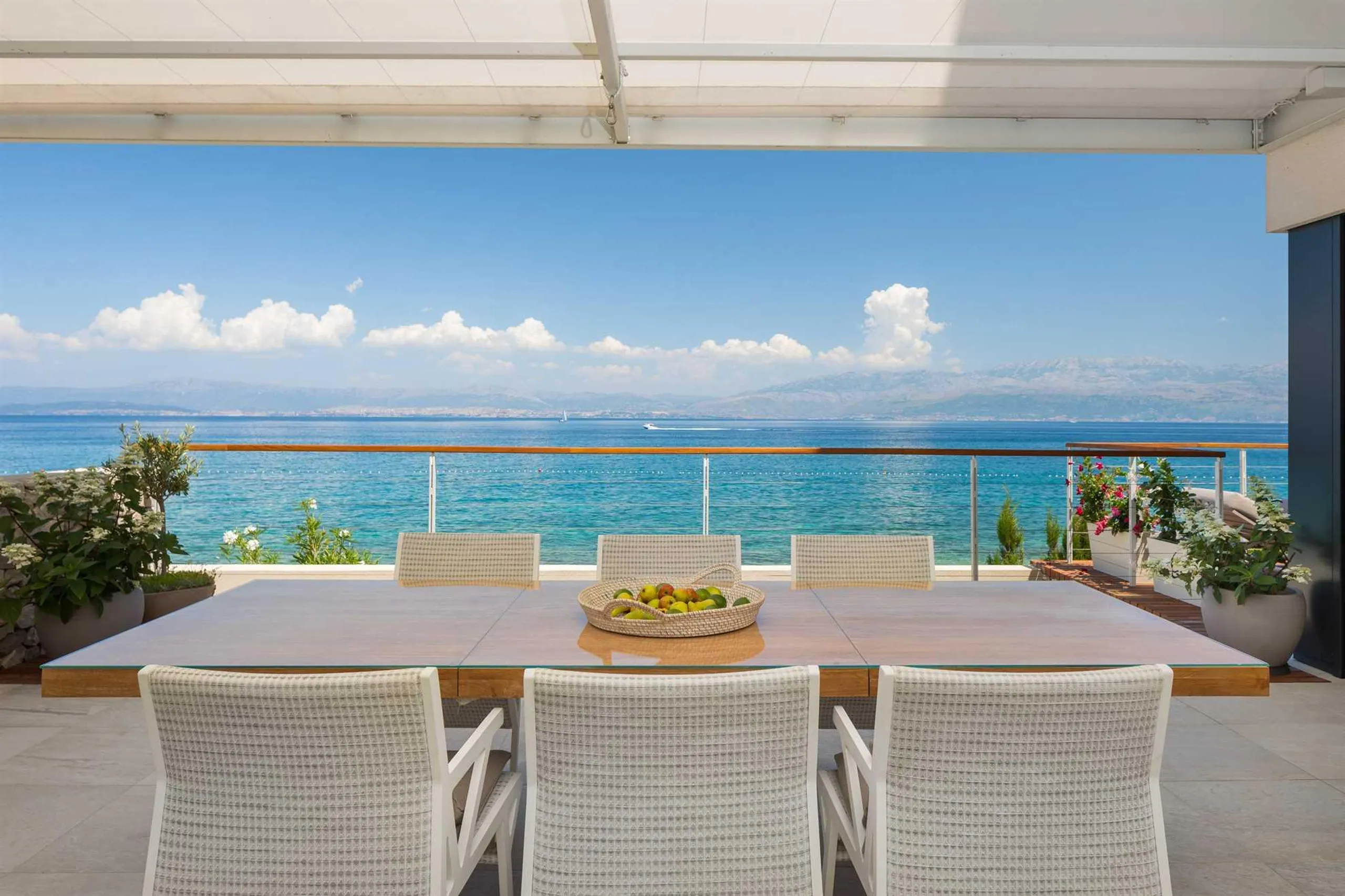 Refined Villa with Infinity Pool and Stunning Beaches — photograph 3