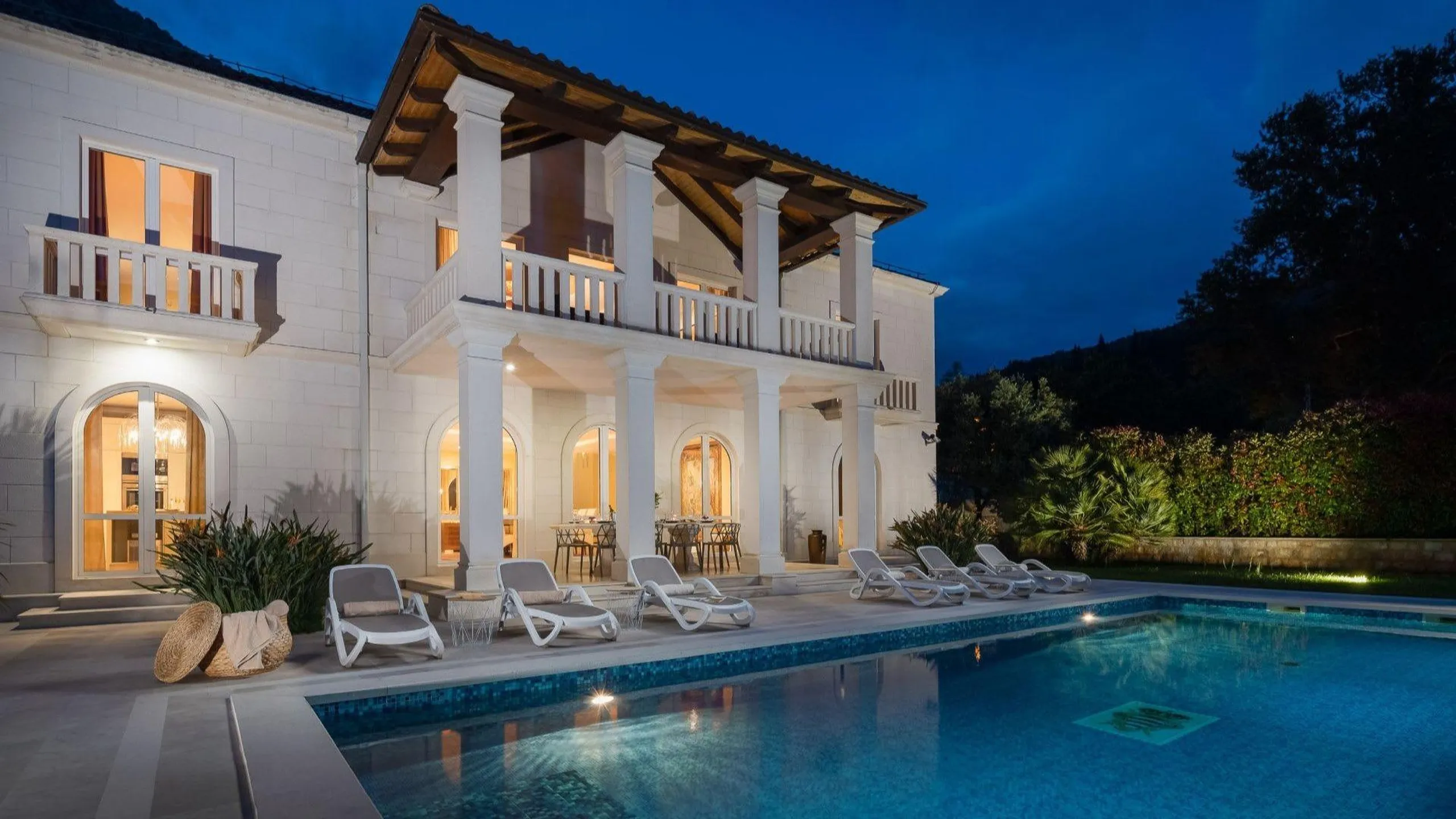 Captivating Coastal Villa with Invigorating Pool — photograph 4