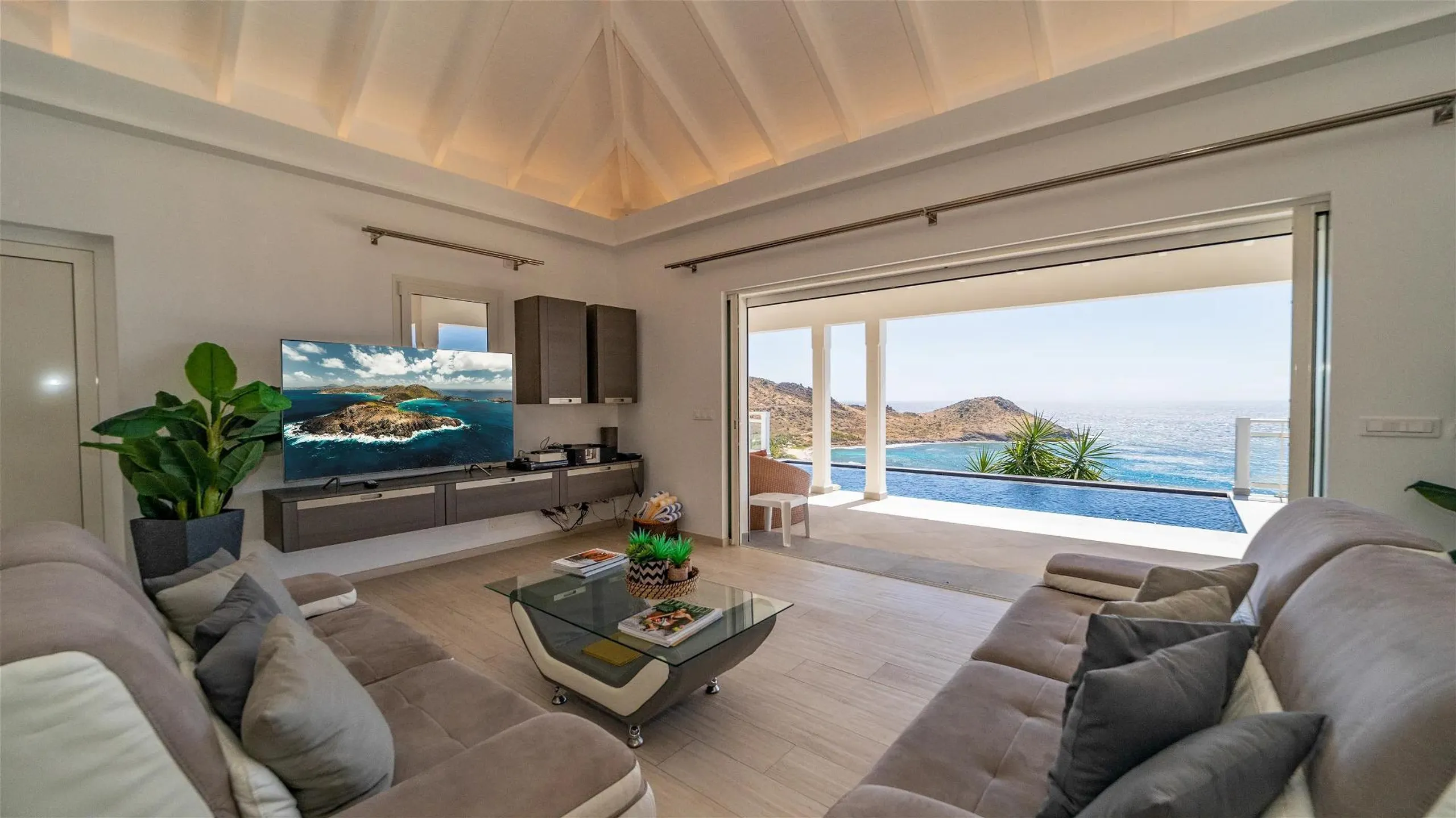 Chic Tropical Holiday Villa with Infinity Pool and Panoramic Ocean Views — photograph 8