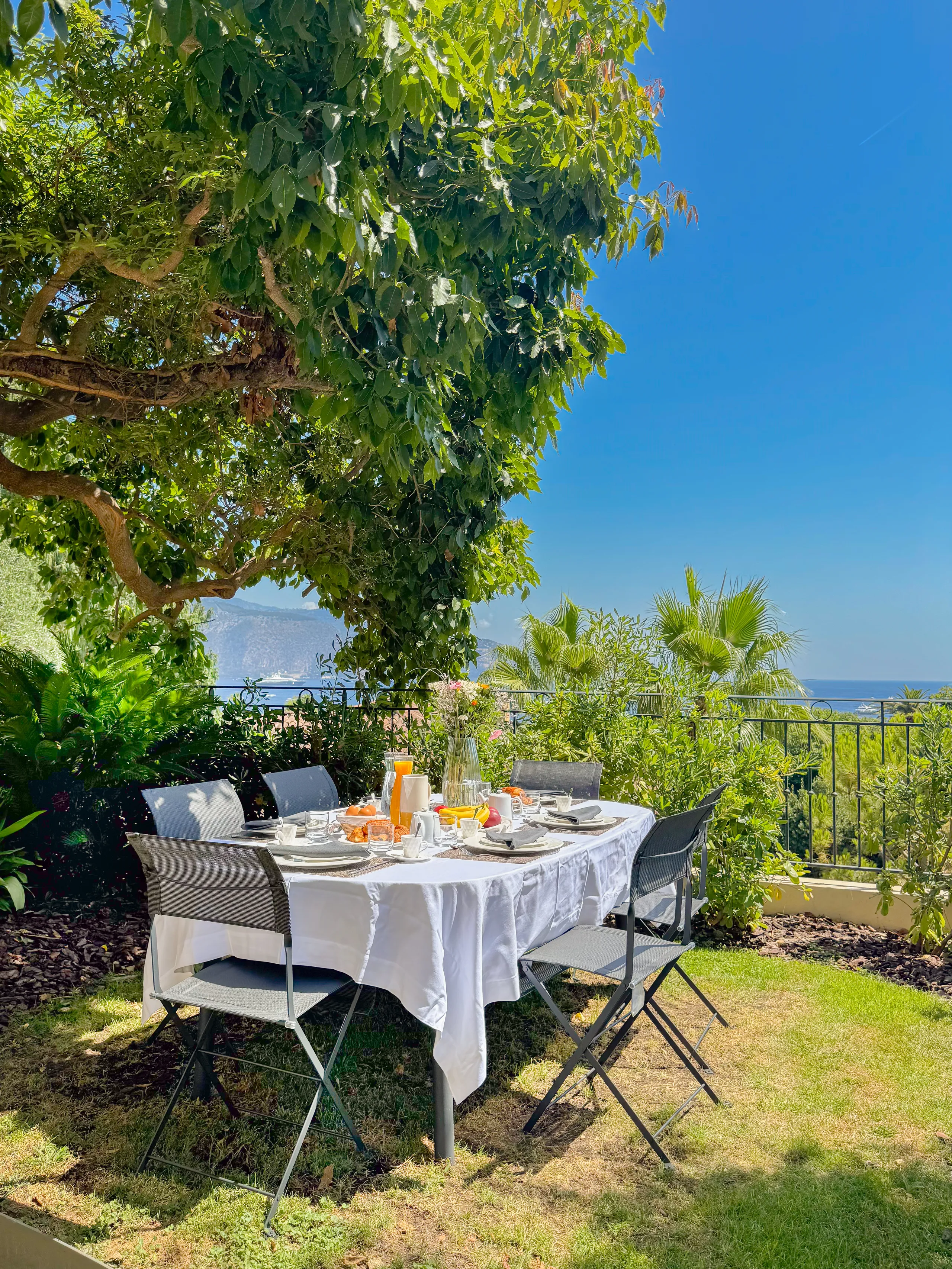 Serene Villa in Cap Ferrat with Private Pool and Breathtaking Panoramic Views of the Mediterranean Sea — photograph 6
