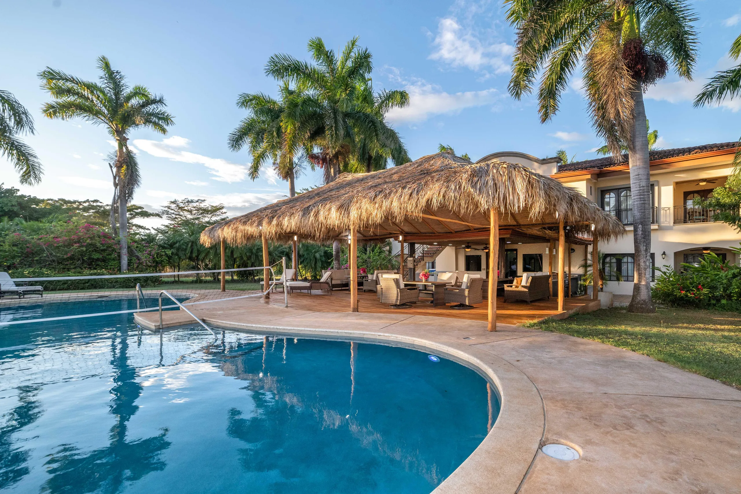 Resplendent Pinilla Retreat with Luxury Pool and Ocean Views — photograph 2