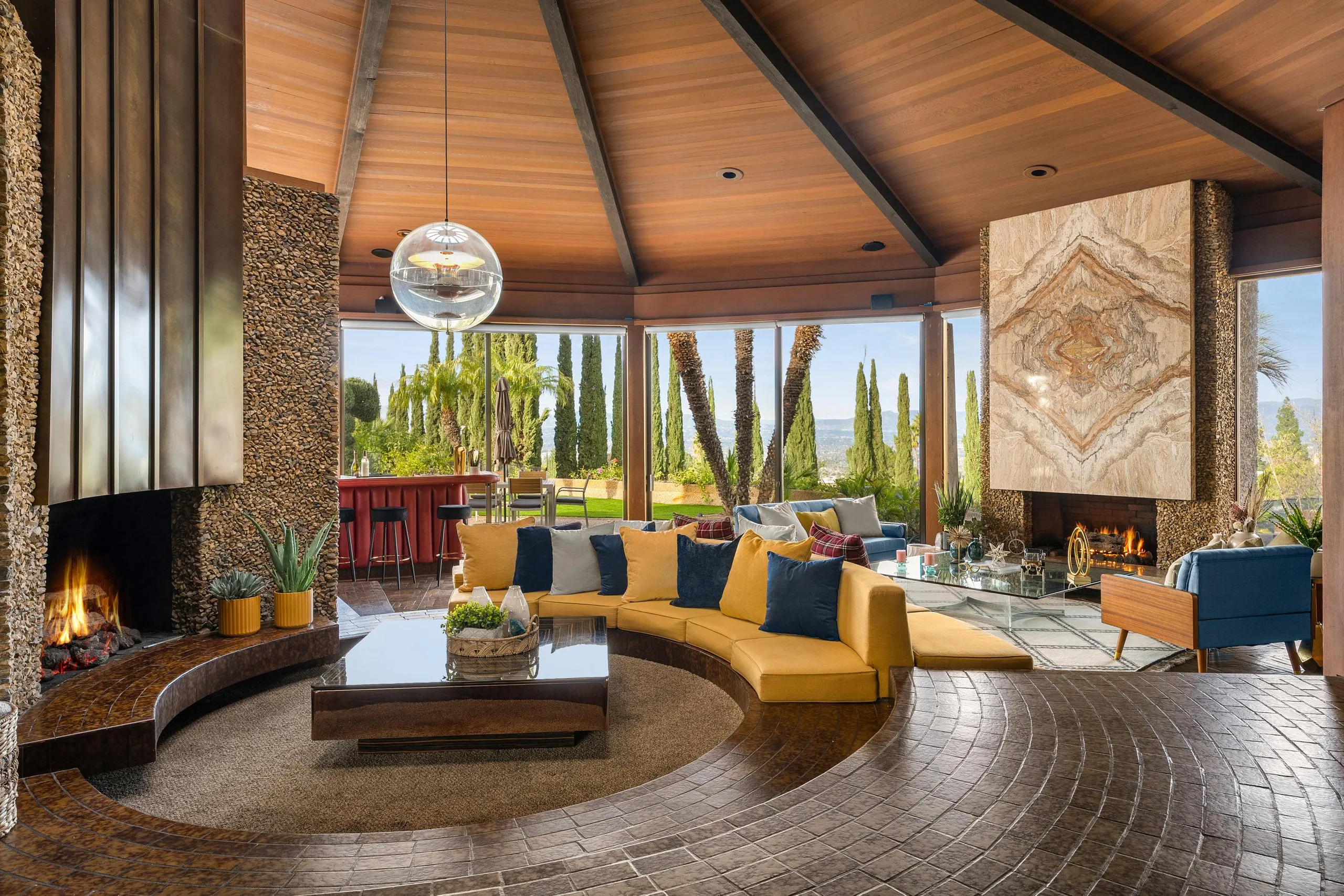Incredible Mid-Century Architectural Sanctuary with Pool and Amazing Grounds — photograph 4