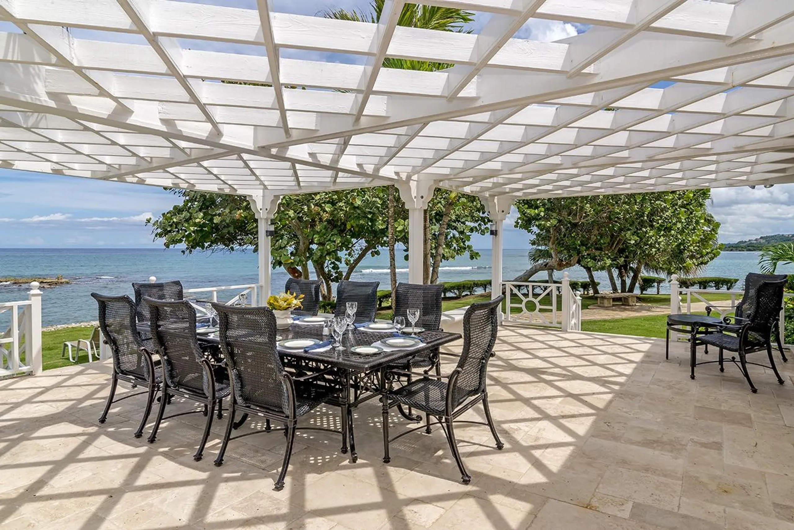 Elegant Beachfront Villa in Montego Bay with Private Pool and Hot Tub — photograph 6