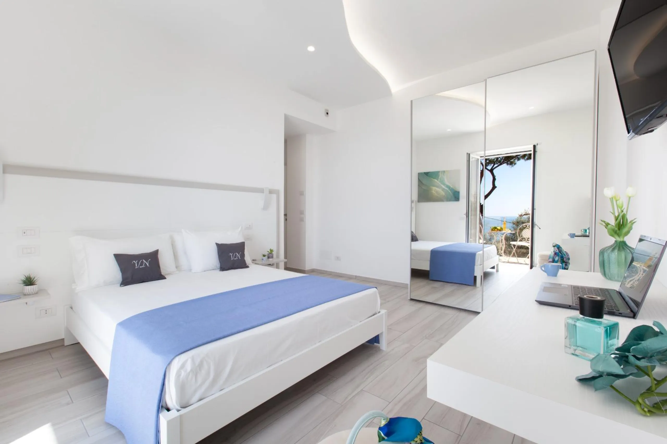 Palatial Villa with Private Pool and Overlooking Sea Views — photograph 10
