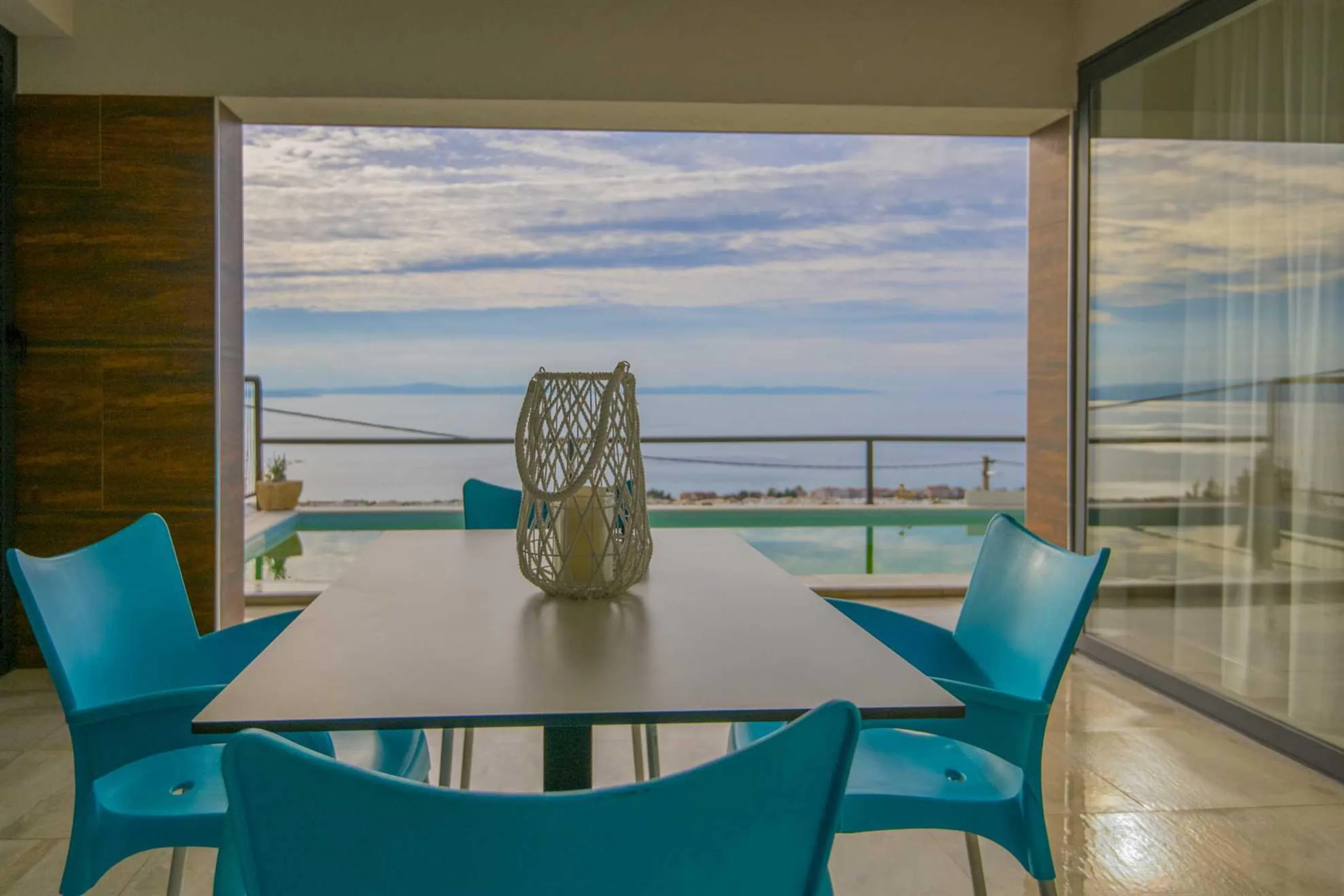 Posh Two-Story Villa with Pool and Breathtaking Views in Dalmatia — photograph 5