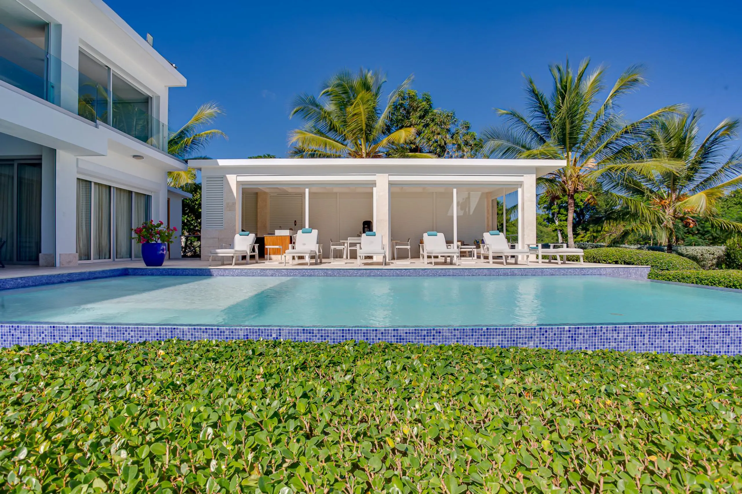 Bright & Modern 5-Bedroom Villa with Private Pool and Tropical Views — photograph 5