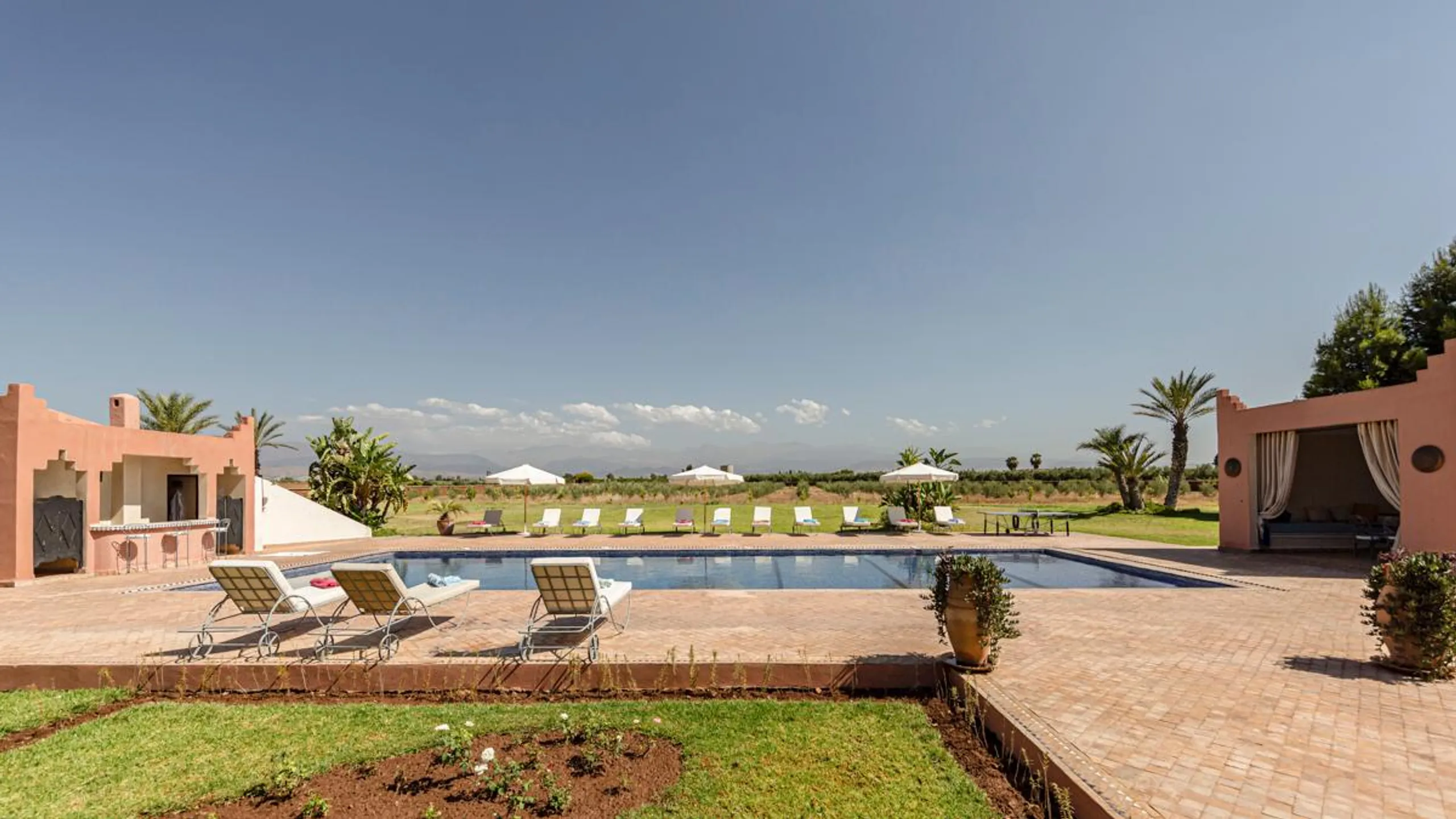 Sophisticated Villa with Private Pool and Breathtaking Atlas Mountains — photograph 2