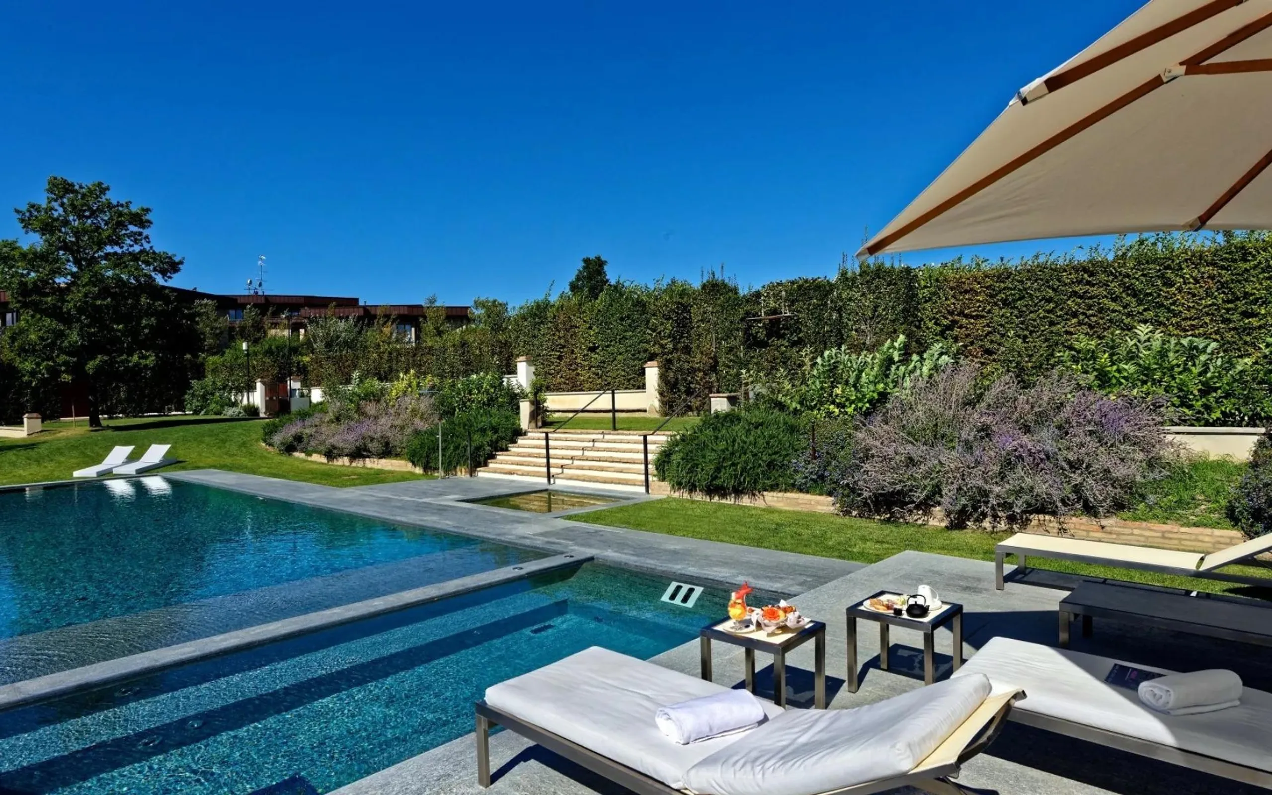 Paradise Estate with Infinity Pool and Lush Garden Grounds — photograph 5