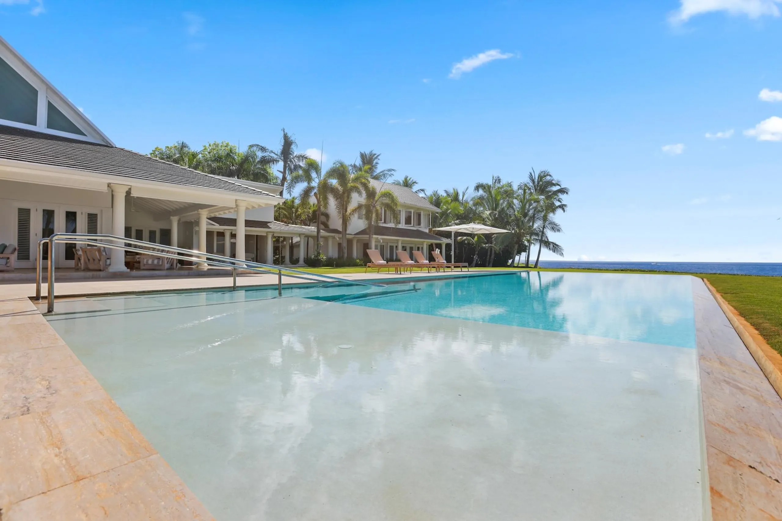 Oceanfront 5-Bedroom Casa de Campo Villa with Infinity Pool & Caribbean Sea Views — photograph 2