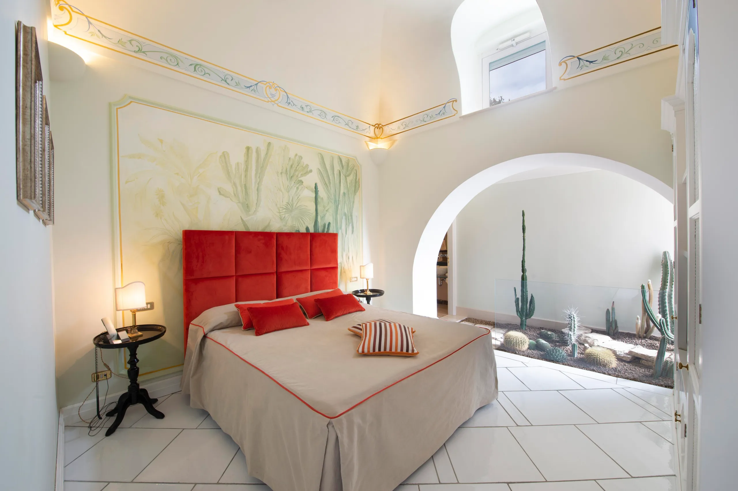 Refined 5BR Retreat with Indoor Pool and Panoramic Sea Views — photograph 9